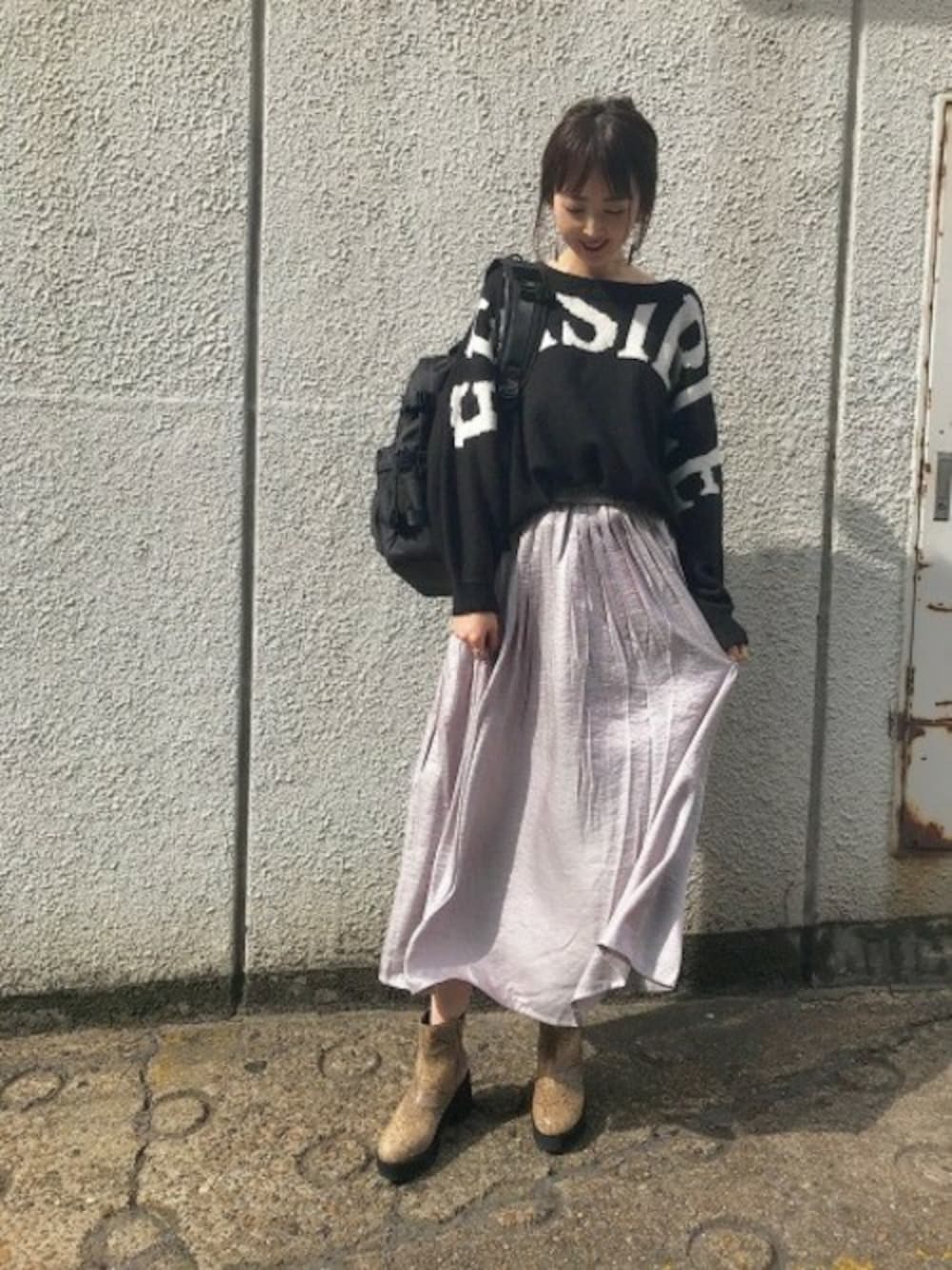 「バックパック、秋のコーデ、JEANASiS、ショートブーツ、ジーナシス、ロゴニット、プリーツスカート、パイソン柄、ラメスカート、黒ニット」｜「JEANASISのBIGロゴニットプルオーバーLS/809498（ニット/セーター、ブラック系）」を使った、runrunさん（レディース・168cm）の秋コーディネートの1枚目の写真
