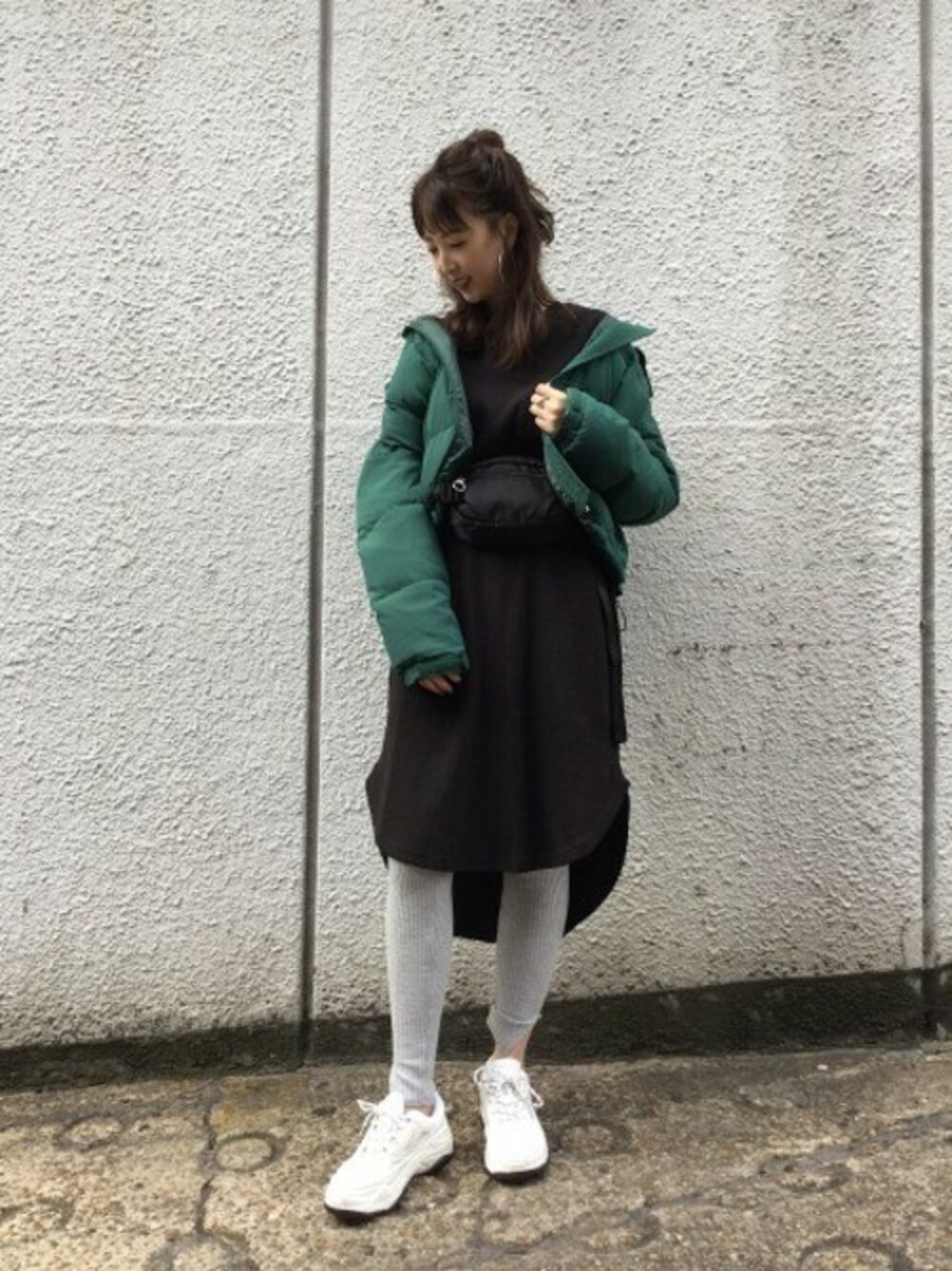 「スニーカー、ワンピース、ダウンジャケット、JEANASiS、レギンス、冬コーデ、ジーナシス、ショートダウン、サーマル」｜「JEANASISのサーマルBIGTワンピース/812572（ワンピース、ブラック系）」を使った、runrunさん（レディース・168cm）の秋コーディネートの1枚目の写真