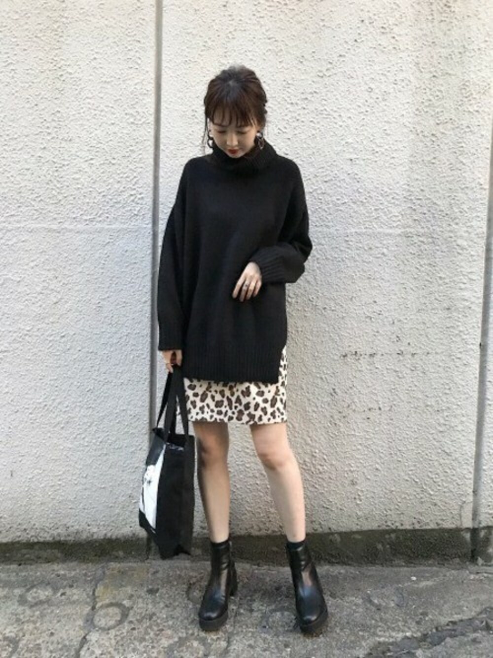 「トートバッグ、ブーツ、レオパード、JEANASiS、ミニスカート、モノトーン、ジーナシス、タートルネック、コクーンスカート、タートルネックニット」｜「JEANASISのストレッチスリットBIGタートルニット/813065（ニット/セーター、ブラック系）」を使った、runrunさん（レディース・168cm）の秋コーディネートの1枚目の写真