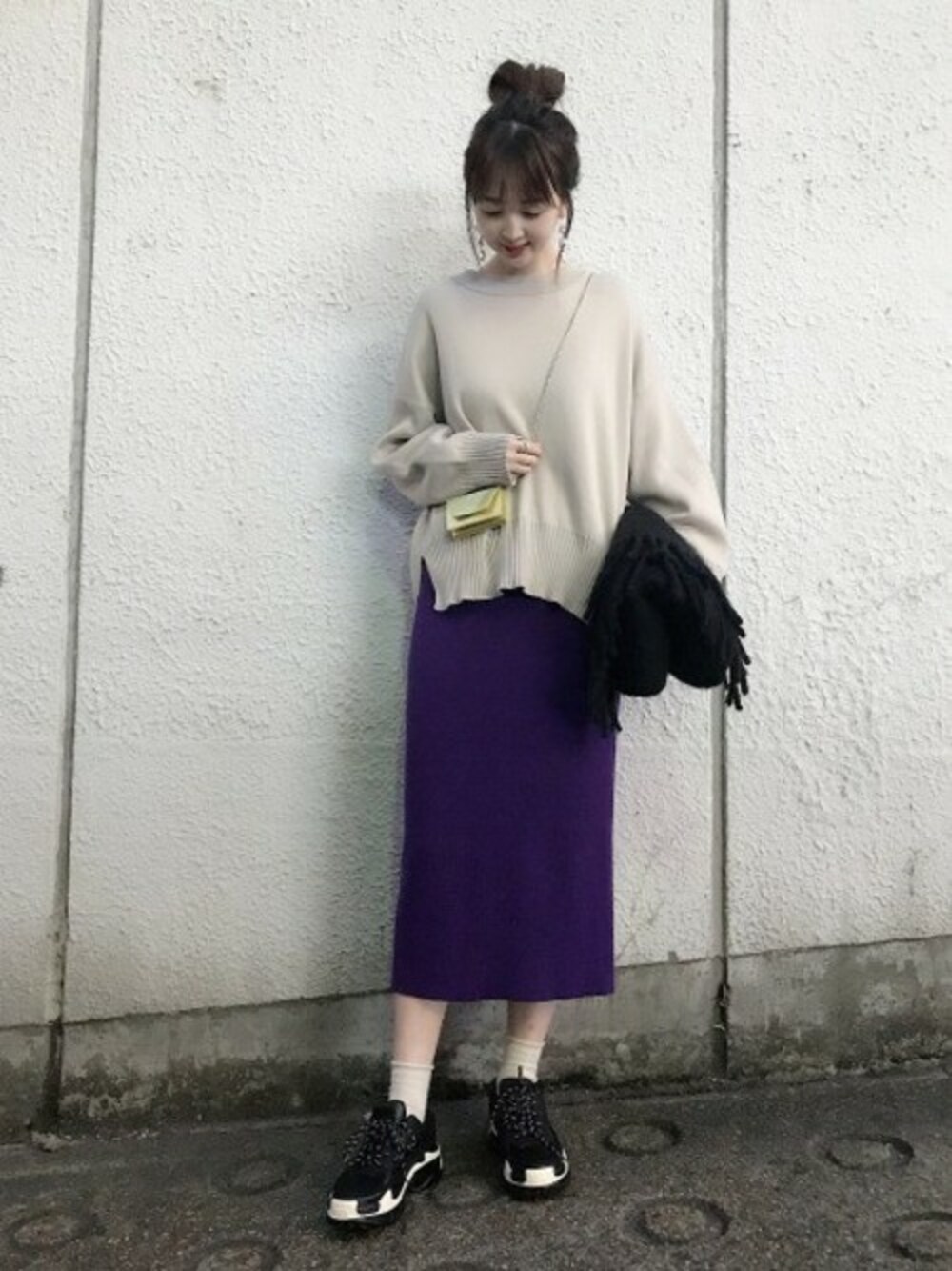 「スニーカー、タイトスカート、ニット、ベージュ、ペンシルスカート、JEANASiS、ジーナシス、ニットスカート、スリット」｜「JEANASISのWフェイススリーブタックプルオーバー/812115（ニット/セーター、ベージュ系）」を使った、runrunさん（レディース・168cm）の冬コーディネートの1枚目の写真