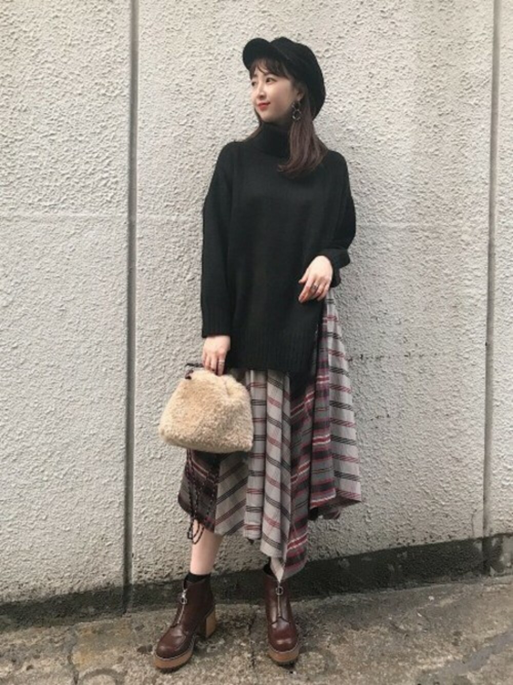 「チェック、ニット、スカート、JEANASiS、キャスケット、ジーナシス、タートルネック、ロングスカート、ファー小物、スリット」｜「JEANASISのストレッチスリットBIGタートルニット/813065（ニット/セーター、ブラック系）」を使った、runrunさん（レディース・168cm）の冬コーディネートの1枚目の写真