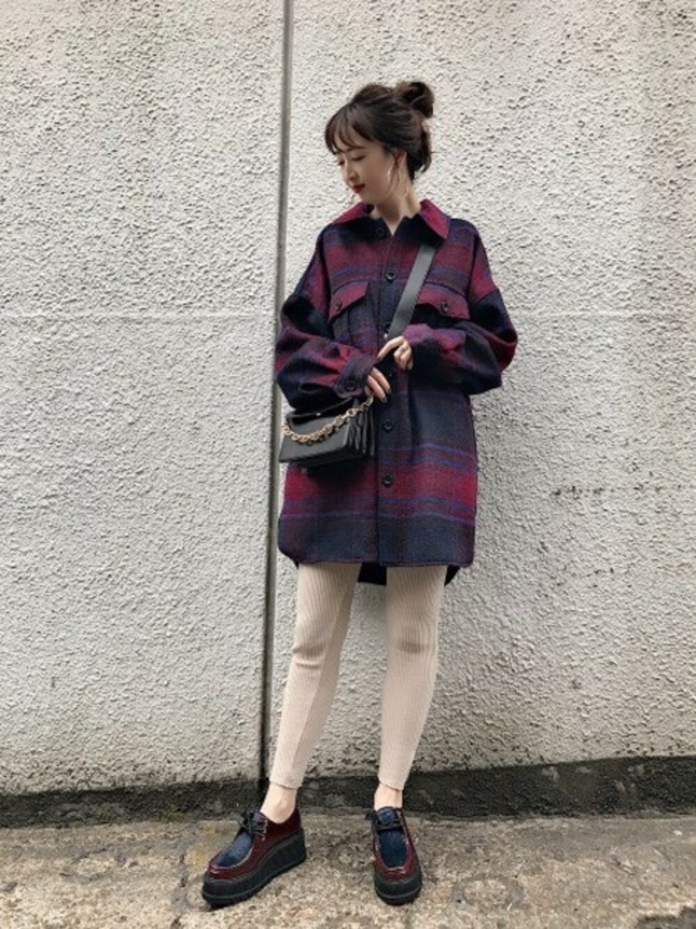 「チェック、カジュアル、チェックシャツ、ショルダーバッグ、リブパンツ、JEANASiS、冬コーデ、ジーナシス、シャツコート、リブレギンス」｜「JEANASISのシャギーBIGシャツコート/818940（その他アウター、レッド系）」を使った、runrunさん（レディース・168cm）の冬コーディネートの1枚目の写真