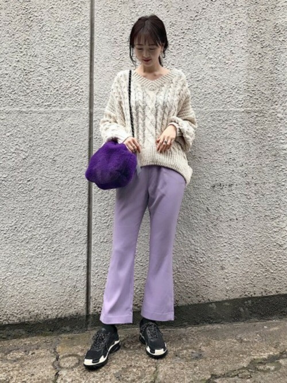 「スニーカー、カジュアル、Vネック、JEANASiS、ケーブルニット、ジーナシス、パープル、巾着バッグ、ファー小物、ざっくりニット」｜「JEANASISの3GモールケーブルVニット/821281（ニット/セーター、ホワイト系）」を使った、runrunさん（レディース・168cm）の冬コーディネートの1枚目の写真