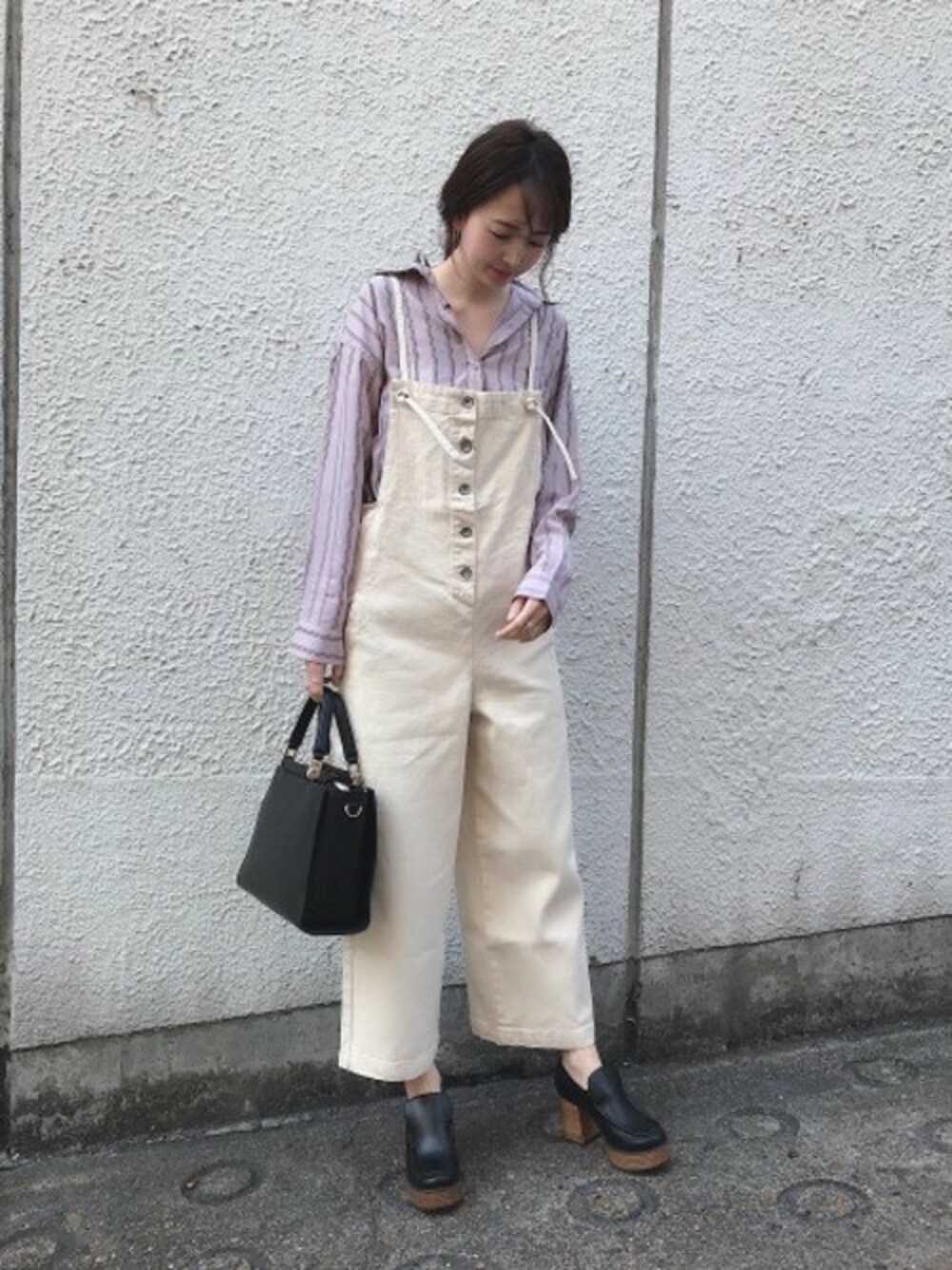 「ブラック、ホワイト、ベージュ、サロペット、ローファー、JEANASiS、ストライプ、ジーナシス、春コーデ、シャツスタイル」｜「JEANASISのストライプBIGシャツ/825139（シャツ/ブラウス、ベージュ系）」を使った、runrunさん（レディース・168cm）の冬コーディネートの1枚目の写真