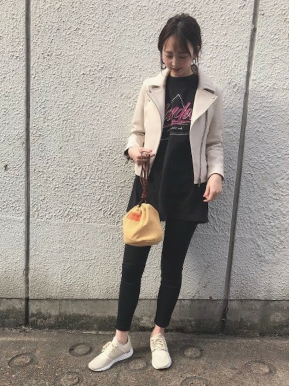 「レザージャケット、ライダース、Tシャツ、JEANASiS、ジーナシス、巾着バッグ、プリントT、スキニーデニム、クラッシュデニム、春コーデ」｜「JEANASISのWレザージャケット/780409（ライダースジャケット、ホワイト系）」を使った、runrunさん（レディース・168cm）の冬コーディネートの1枚目の写真