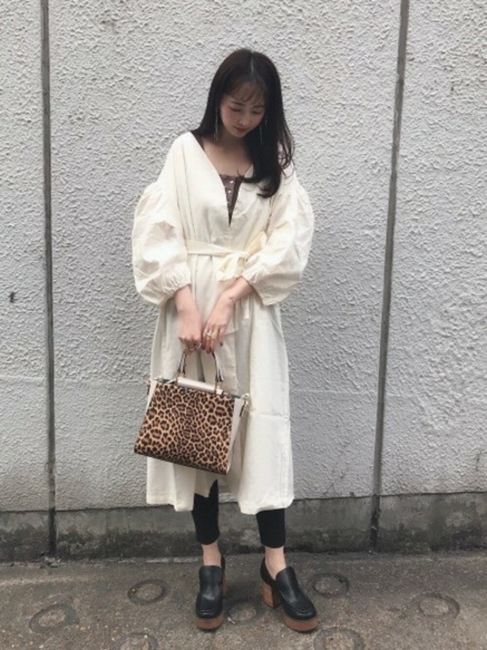 「レオパード、JEANASiS、レイヤードスタイル、ジーナシス、スキニーデニム、春コーデ、リネンワンピース、カシュクールワンピース、スクエアバッグ」｜「JEANASISのフロントボタンタンク/827338（タンクトップ、ブラウン系）」を使った、runrunさん（レディース・168cm）の春コーディネートの1枚目の写真