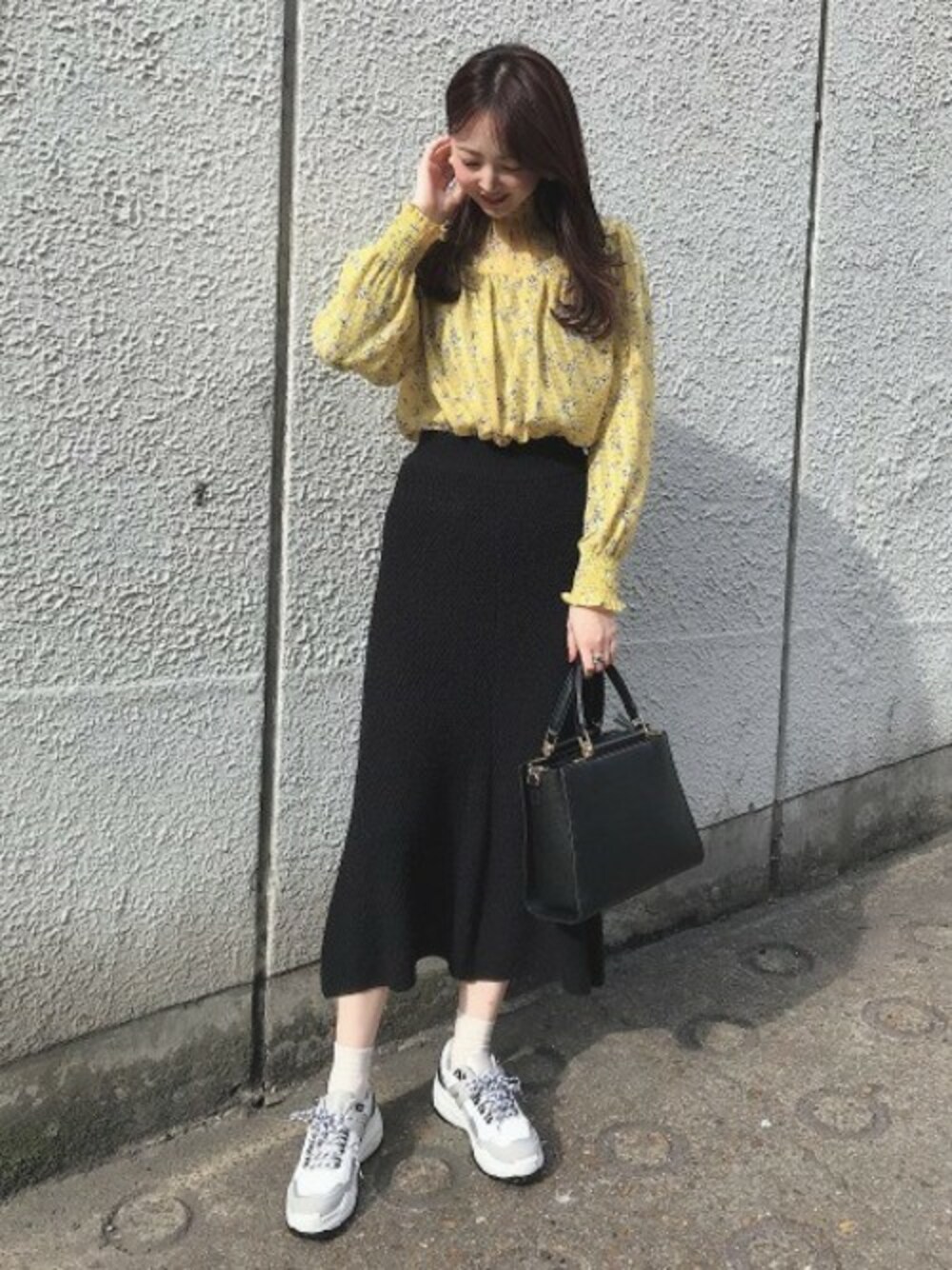 「JEANASiS、ジーナシス、スポーツミックス、ニットスカート、春コーデ、スニーカー×靴下、花柄ブラウス、ギャザーブラウス、シア―ブラウス」｜「JEANASISのハナガラブラウス/826369（シャツ/ブラウス、イエロー系）」を使った、runrunさん（レディース・168cm）の春コーディネートの1枚目の写真