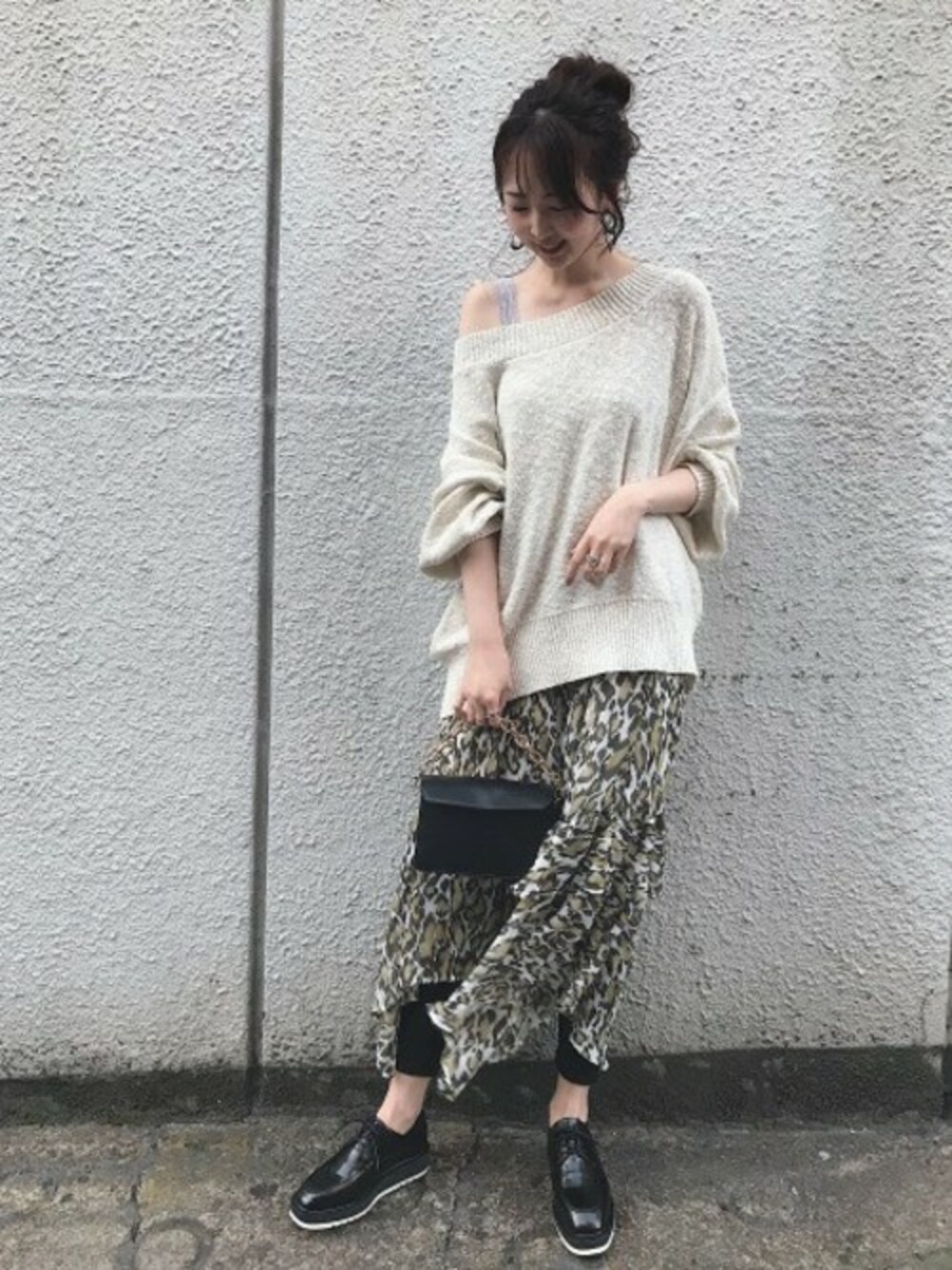 「JEANASiS、レイヤードスタイル、ジーナシス、スキニーデニム、春コーデ、ルーズニット、ワンショルダー、ルーズシルエット、オフショルニット、レオパードスカート」｜「JEANASISの5Gスラブオフショルニット/829766（ニット/セーター、グレー系）」を使った、runrunさん（レディース・168cm）の春コーディネートの1枚目の写真