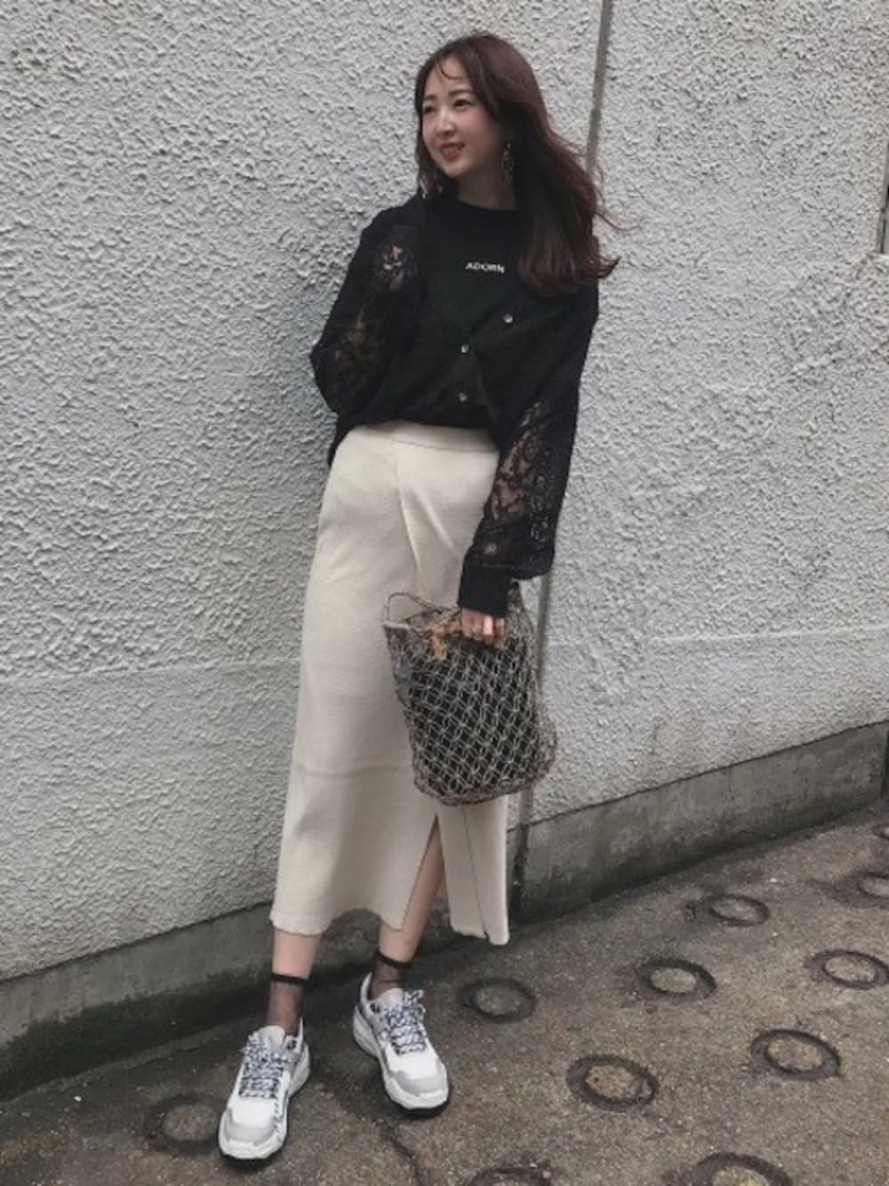 「スニーカー、ロゴT、ペンシルスカート、ブラックコーデ、JEANASiS、ジーナシス、ラップスカート、レースシャツ、ショートTシャツ、ダッドスニーカー」｜「JEANASISのブロックロゴTEE/831067（Tシャツ/カットソー、ブラック系）」を使った、runrunさん（レディース・168cm）の春コーディネートの1枚目の写真