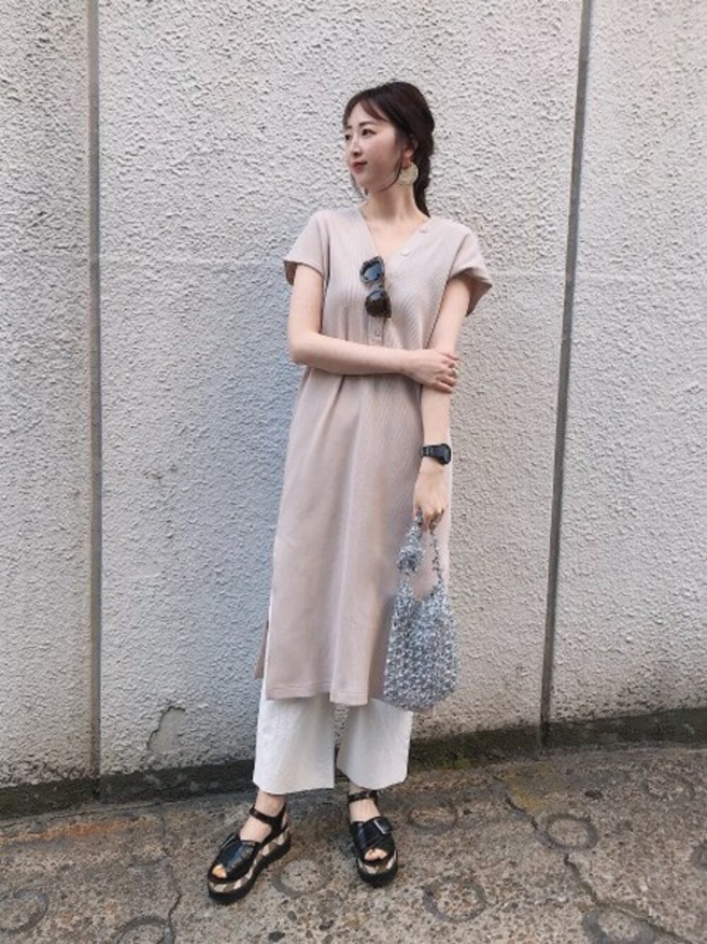 「ワンピース、ワントーンコーデ、サングラス、JEANASiS、ジーナシス、ホワイトパンツ、シンプルコーデ、夏コーデ、厚底サンダル、ワンピース×デニム」｜「JEANASISのボタンカットロングワンピース/840656（ワンピース、ベージュ系）」を使った、runrunさん（レディース・168cm）の春コーディネートの1枚目の写真