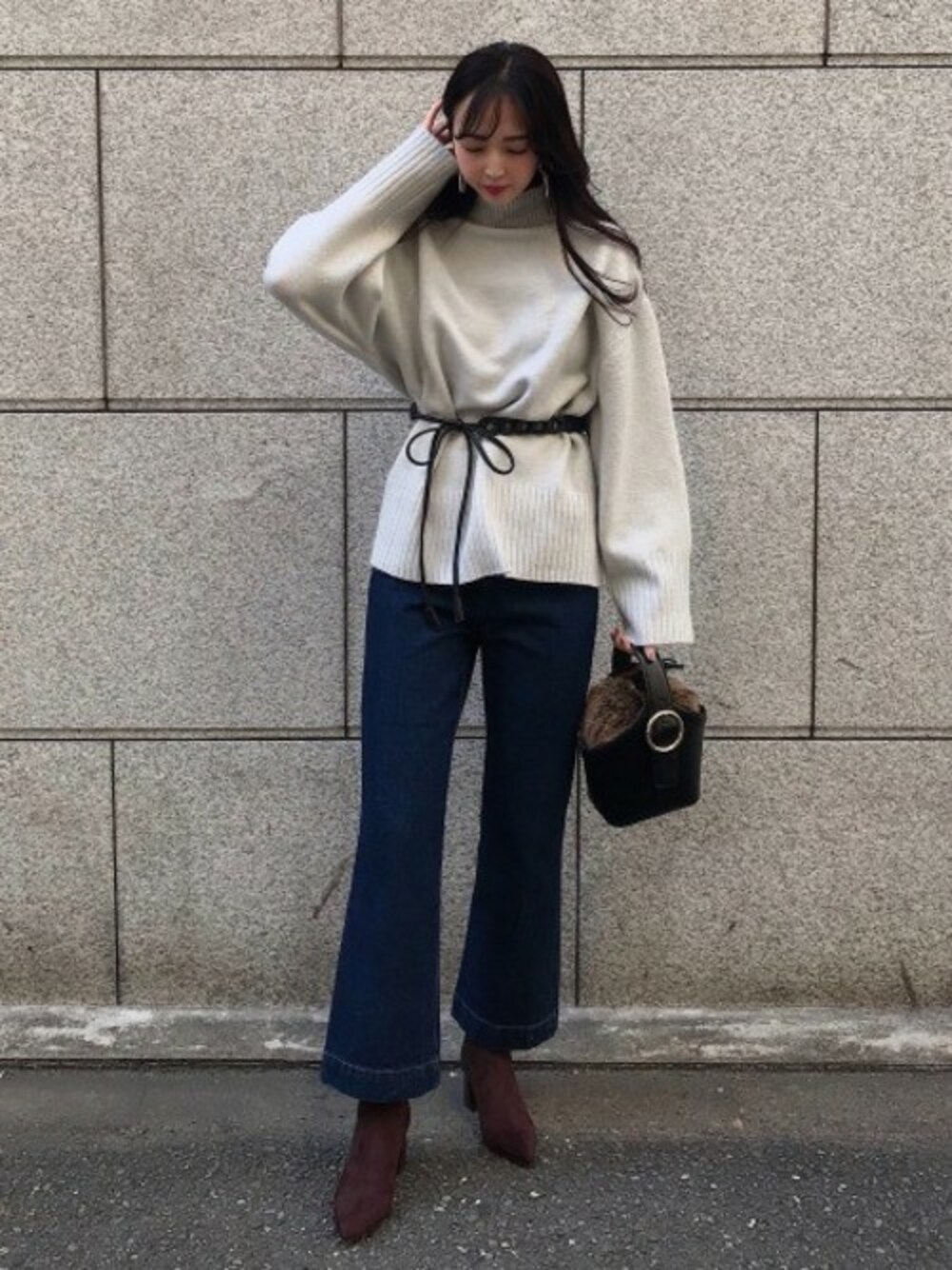 「ハイウエストデニム、JEANASiS、ジーナシス、デニムパンツ、ウエストマーク、ショルダーバック、ハイネックニット、ポインテッドトゥ、フレアパンツ、秋コーデ」｜「JEANASISの5Gフトリブハイネックニット/860846（ニット/セーター、グレー系）」を使った、runrunさん（レディース・168cm）の秋コーディネートの1枚目の写真
