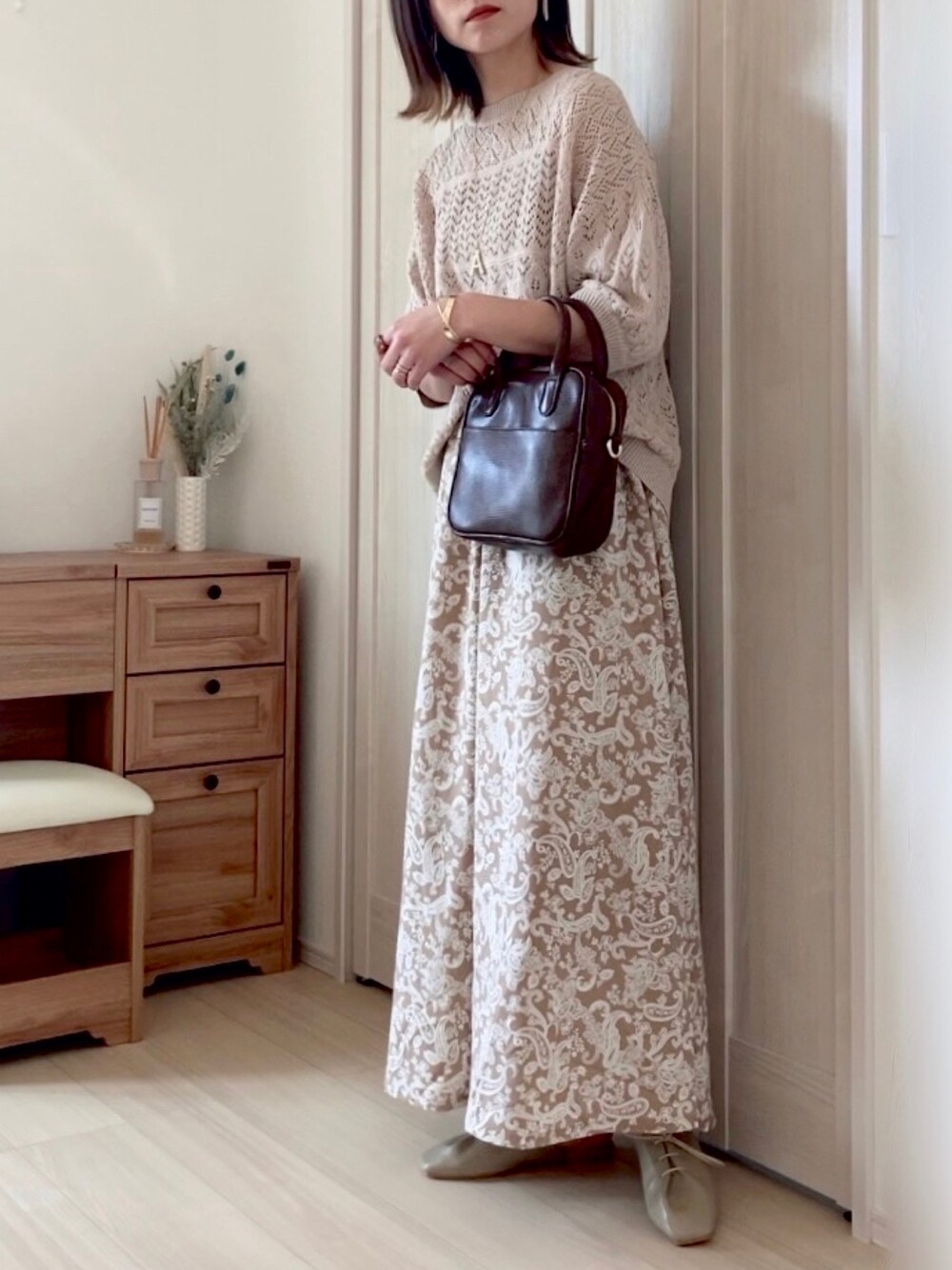 ããŒãžã¥ç³»ã®ã«ãŒãã£ã¬ã³/ãã¬ããããŒãžã¥ç³»ã®ã¿ã³ã¯ãããããã©ãŠã³ç³»ã®ã¹ã«ãŒããççšããã¬ãã£ãŒã¹ã®æ¥ã³ãŒãã£ããŒãã®1æç®ã®åç