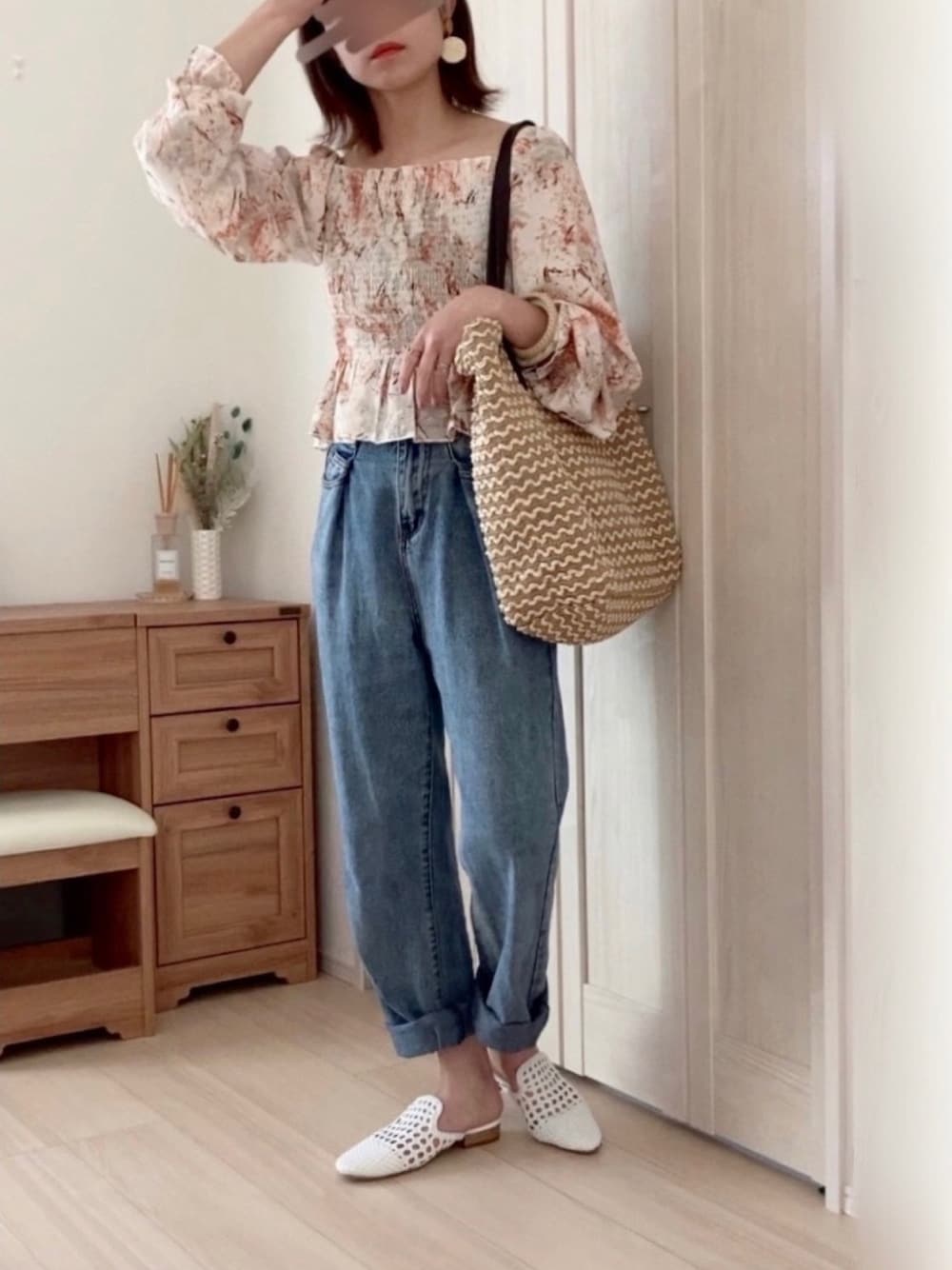 レッド系のシャツ/ブラウス、ブルー系のデニムパンツ、ベージュ系のかごバッグを着用したレディースの春コーディネートの1枚目の写真