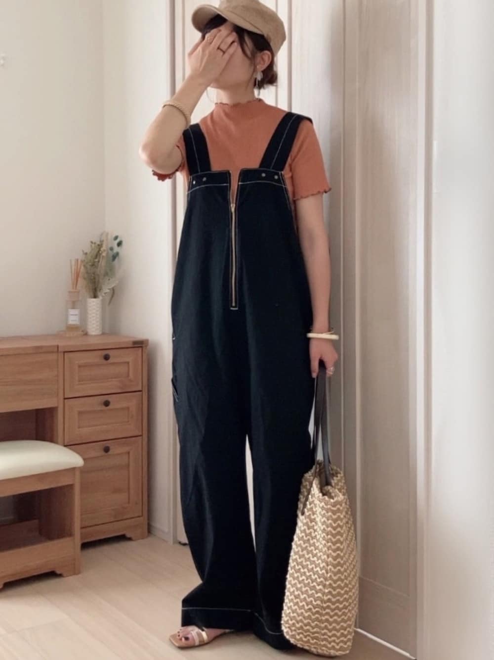 ブラック系のサロペット/オーバーオール、ベージュ系のかごバッグ、その他のサンダルを着用したレディースの春コーディネートの1枚目の写真