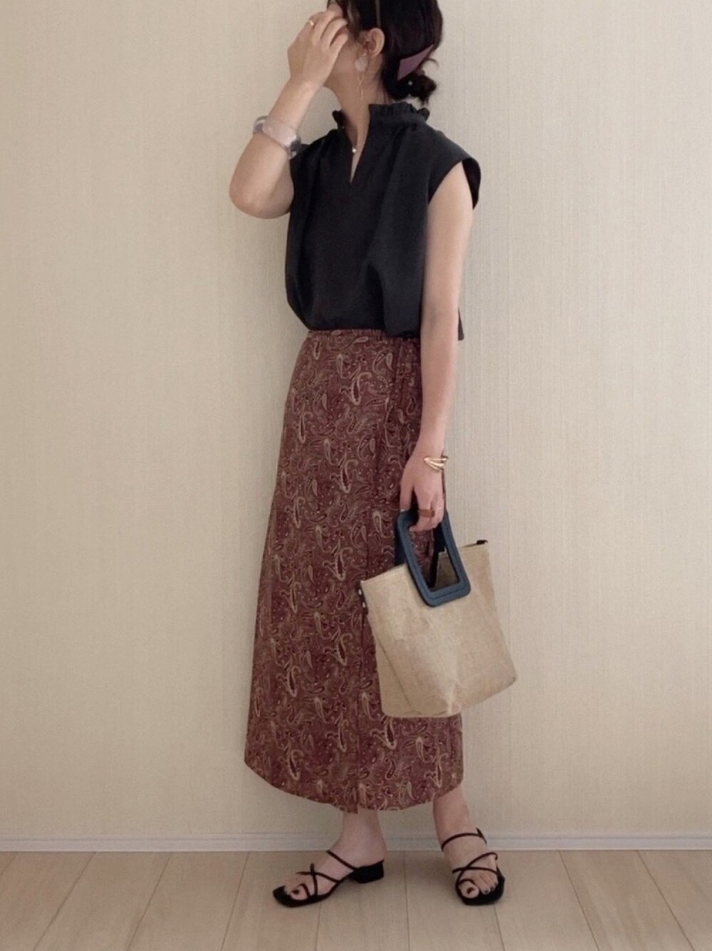 グレー系のシャツ/ブラウス、ブラウン系のスカート、ブラック系のサンダルを着用したレディースの夏コーディネートの1枚目の写真