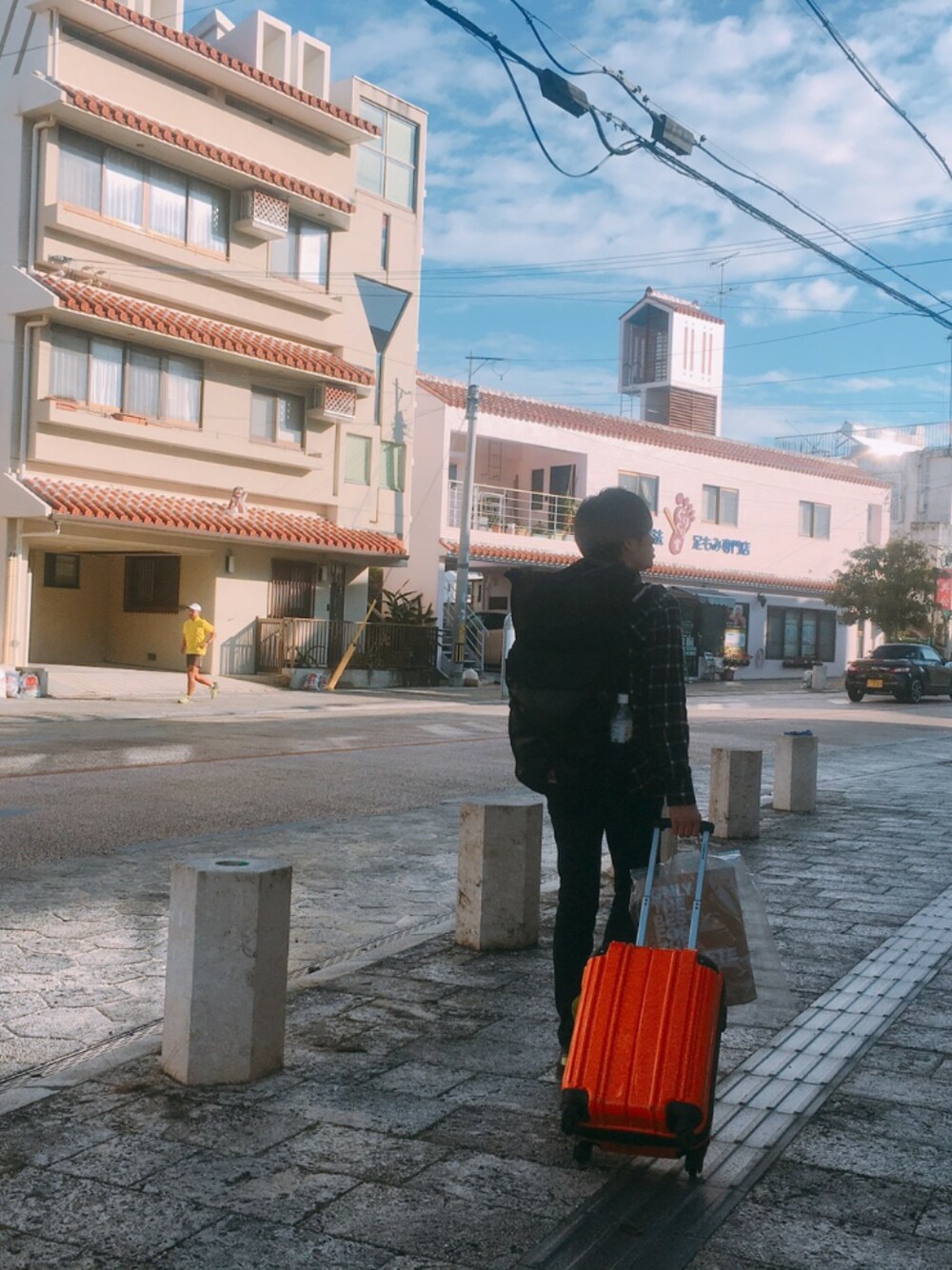 「沖縄旅行、暑い、1月の気候じゃない」｜「CHROMEのBRAVO（バックパック/リュック、ブラック系）」を使った、かずきさん（メンズ・173cm）の冬コーディネートの1枚目の写真
