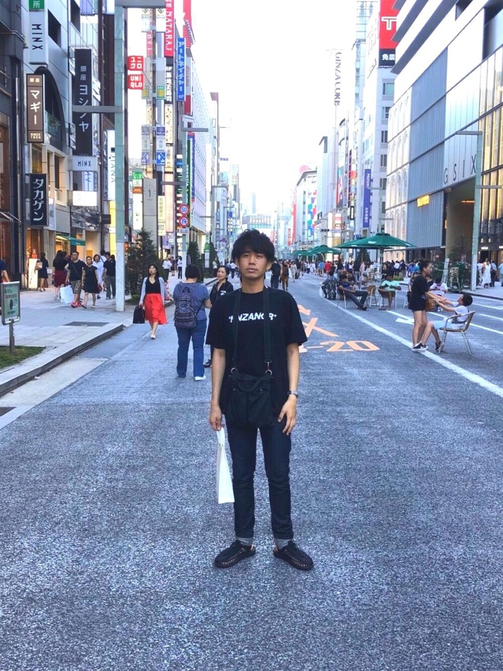 「銀座、出張、社会人一年目、KaneZ、UNITED TOKYO、keen、HELMUT LANG」｜「KaneZのLHP/エルエイチピー/KaneZ/ケインズ/KNZANGR Logo T-Shirts（Tシャツ/カットソー、ブラック系）」を使った、かずきさん（メンズ・173cm）の秋コーディネートの1枚目の写真