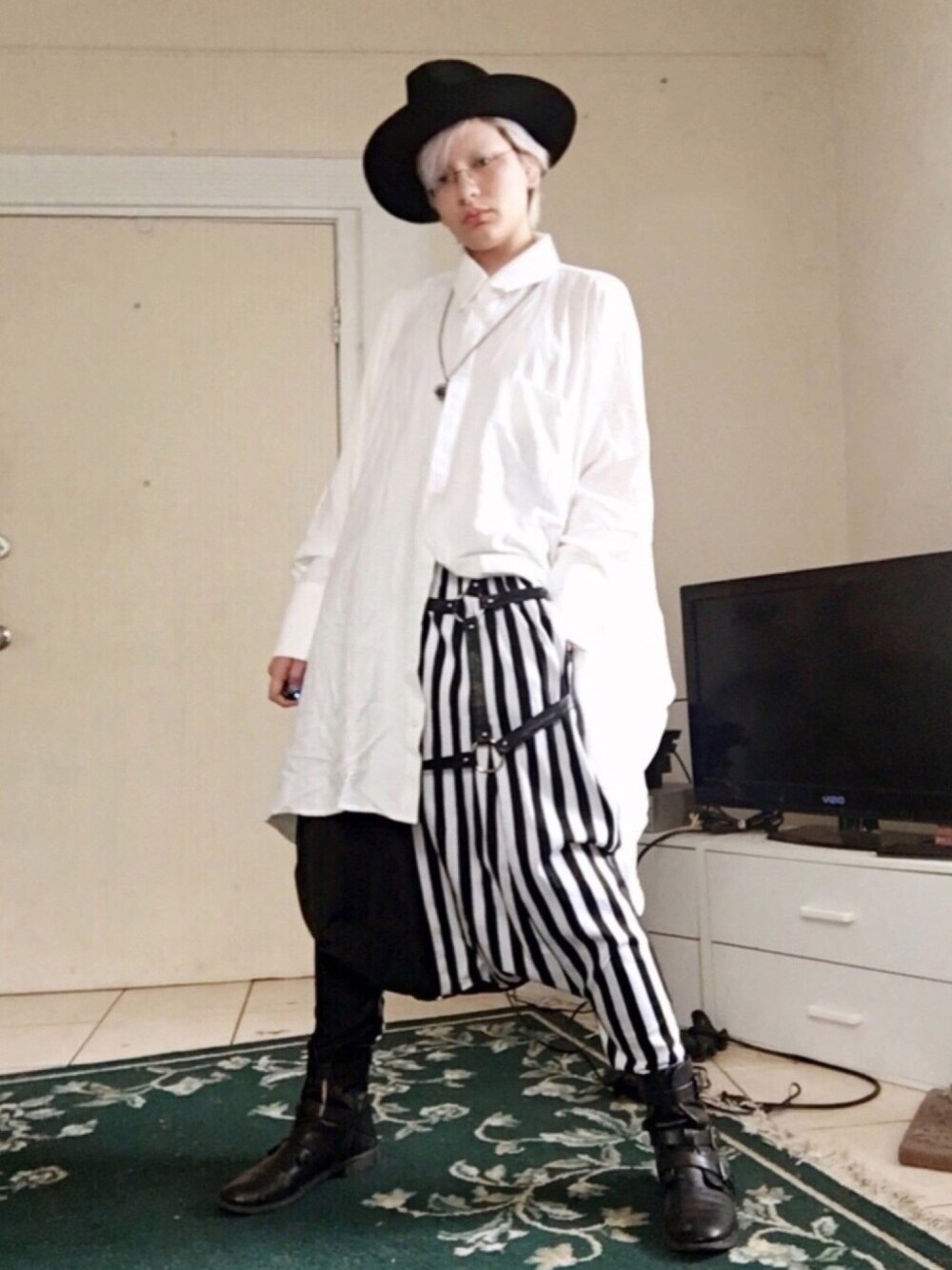 「Harem Pants、listen flavor、streetstyle、streetfashion、原宿、原宿系、サルエルパンツ、リッスンフレーバー、assymetrical、black and white」｜「FOREVER 21のFOREVER 21 Buckled Faux Leather Boots（ブーツ、ブラック系）」を使った、lorさん（メンズ・165cm）の春コーディネートの1枚目の写真