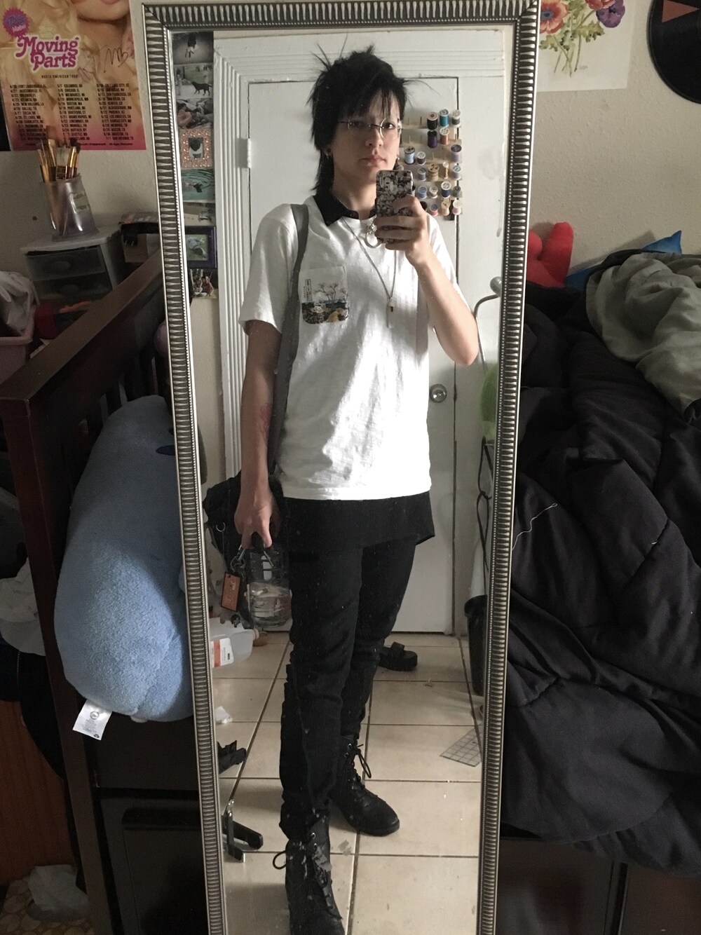 「streetstyle、streetfashion、spring、black、派手髪、原宿、原宿系、fashion、layering、glasses」｜「UNIQLOのSPRZ NYグラフィックＴ（半袖）（Tシャツ/カットソー、ホワイト系）」を使った、lorさん（メンズ・165cm）の春コーディネートの1枚目の写真