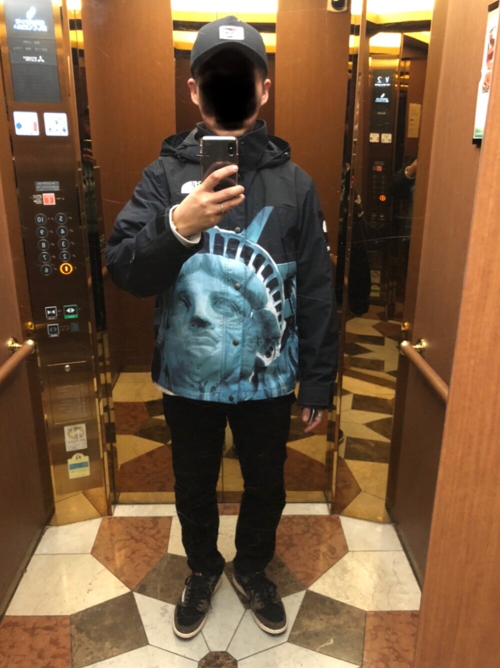 「supreme、Supreme x The North Face、THE NORTH FACE、NIKE、travisscott、Jordan、jordan1」｜「supreme × THE NORTH FACEのアイテム（マウンテンパーカー、ブラック系）」を使った、KZTFR@m.jpさん（メンズ・173cm）の秋コーディネートの1枚目の写真