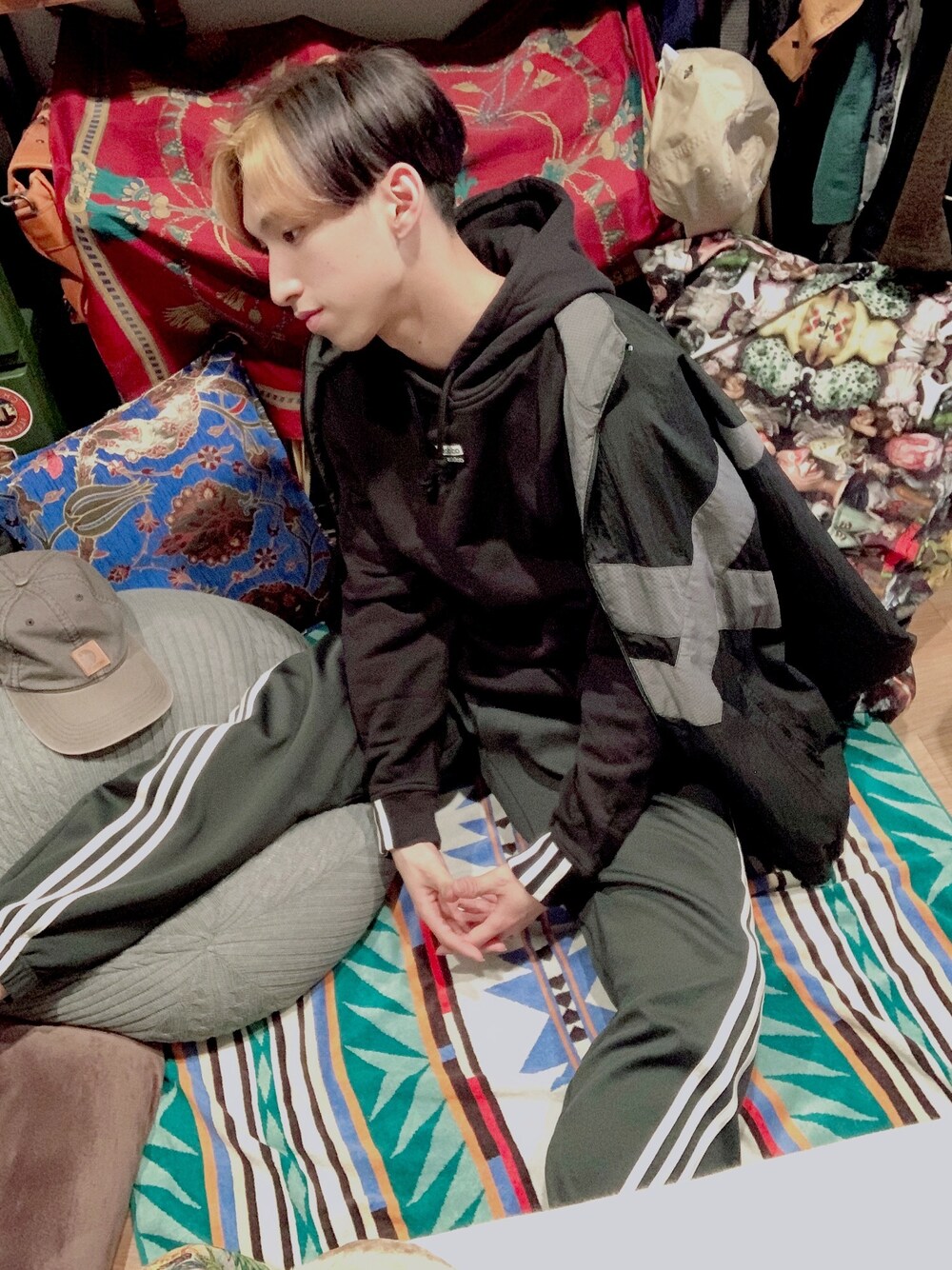 「おうちファッション、黒、古着、ルームウェア、adidas originals、モノトーン、ゆるコーデ」｜「Carharttのアイテム（キャップ、シルバー系）」を使った、m@satoさん（メンズ・169cm）の春コーディネートの1枚目の写真