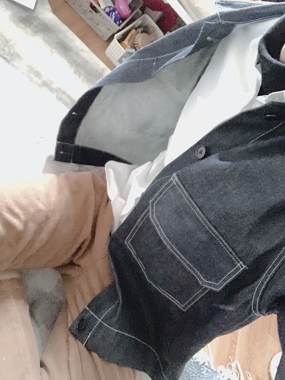 「春、シンプルコーデ、コーデュロイパンツ、デニムジャケット、ステッチ、ラコステ、johnbull、BEAUTY&YOUTH UNITED ARROWS」｜「BEAUTY&YOUTH UNITED ARROWSのアイテム（デニムジャケット、ブルー系）」を使った、しゅんさん（メンズ・185cm）の冬コーディネートの1枚目の写真