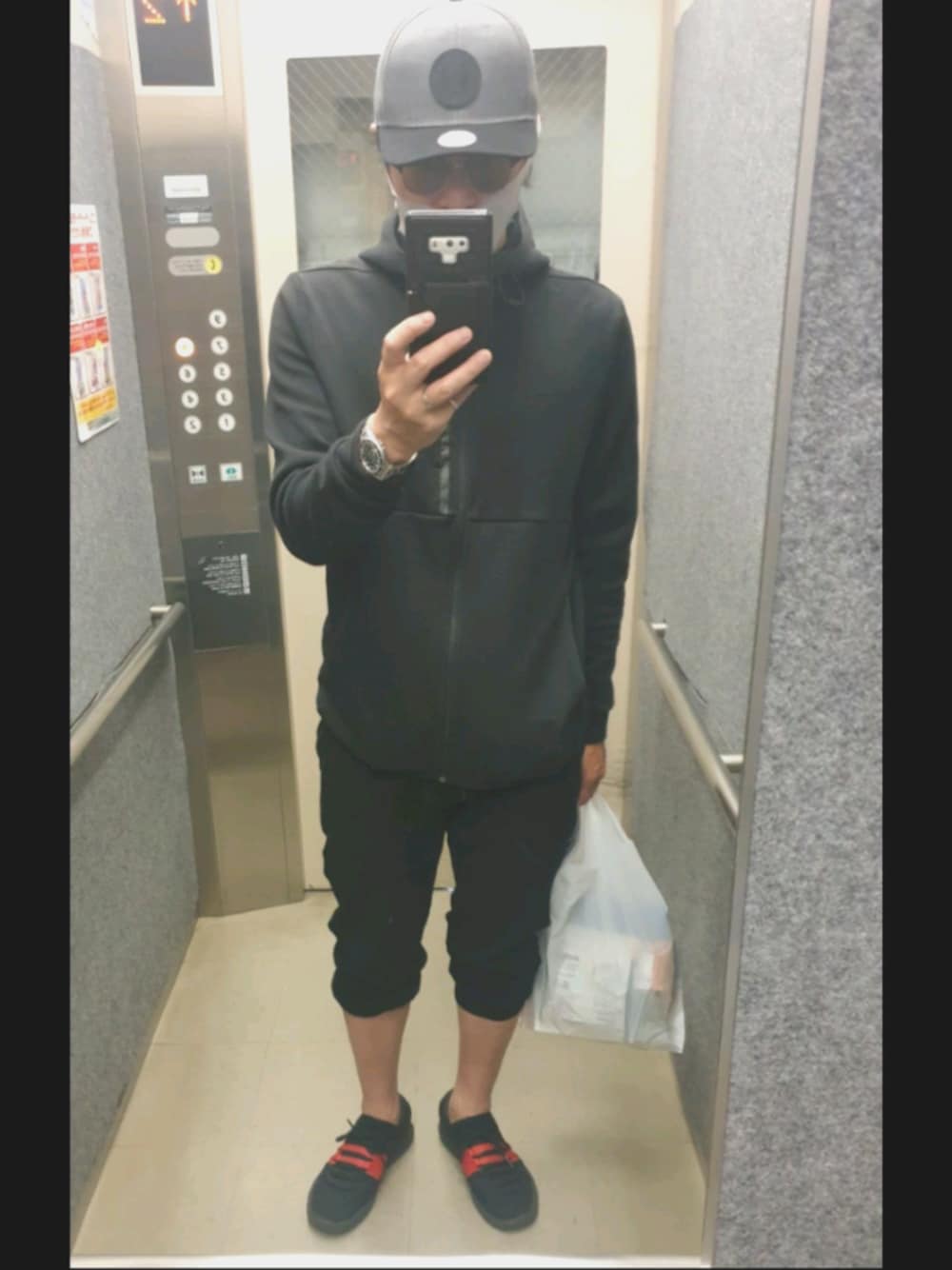 「40代ファッション、休日スタイル、コンビニスタイル、H&M、underarmour、セットアップ、スニーカー、キャバクラ」｜「H&Mのスウェットセットアップ（セットアップ、ブラック系）」を使った、mirrormanさん（メンズ・172cm）の春コーディネートの1枚目の写真