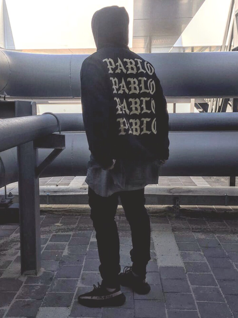 「ootd、outfit、ifeellikepablo、KanyeWest、yeezy、yeezyboost」｜「Kanye Westのアイテム（パーカー、ブラック系）」を使った、fragmentさん（メンズ・178cm）の冬コーディネートの1枚目の写真