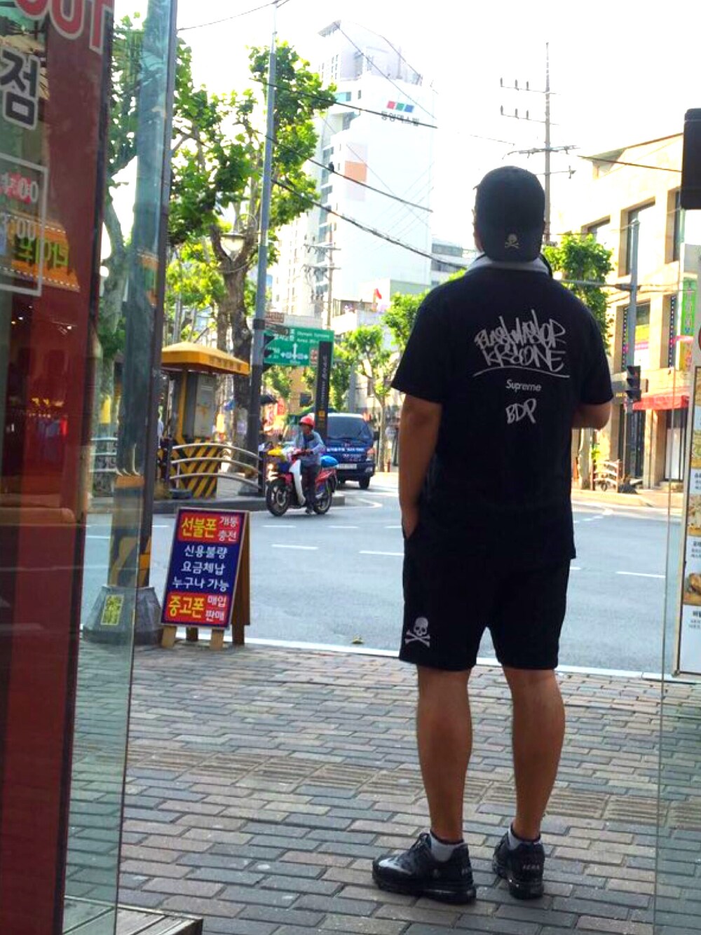 「ootd、outfit、sneakers、mastermind JAPAN、FCRB、supreme」｜「mastermind JAPANのアイテム（キャップ、ブラック系）」を使った、fragmentさん（メンズ・178cm）の春コーディネートの1枚目の写真
