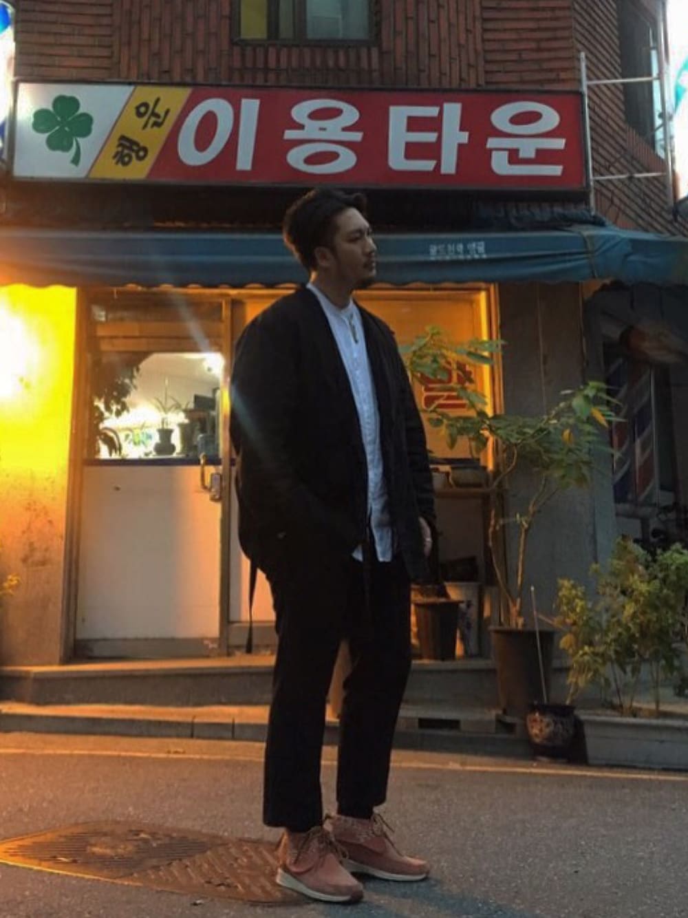 「goro's、visvim、street、streetstyle、UNIQLO、HAIDER ACKERMANN、UNITED TOKYO、TODAYFUL、TOKYO、seoul」｜「HAIDER ACKERMANNのアイテム（その他アウター、ブラック系）」を使った、fragmentさん（メンズ・178cm）の秋コーディネートの1枚目の写真