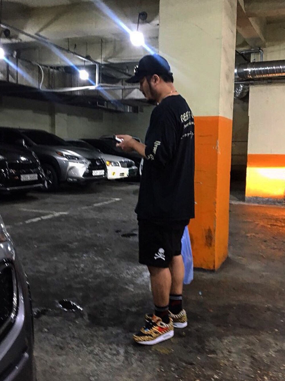 「fear of god、GRAMICCI、mastermind JAPAN、atmos」｜「mastermind JAPANのアイテム（その他パンツ、ブラック系）」を使った、fragmentさん（メンズ・178cm）の秋コーディネートの1枚目の写真