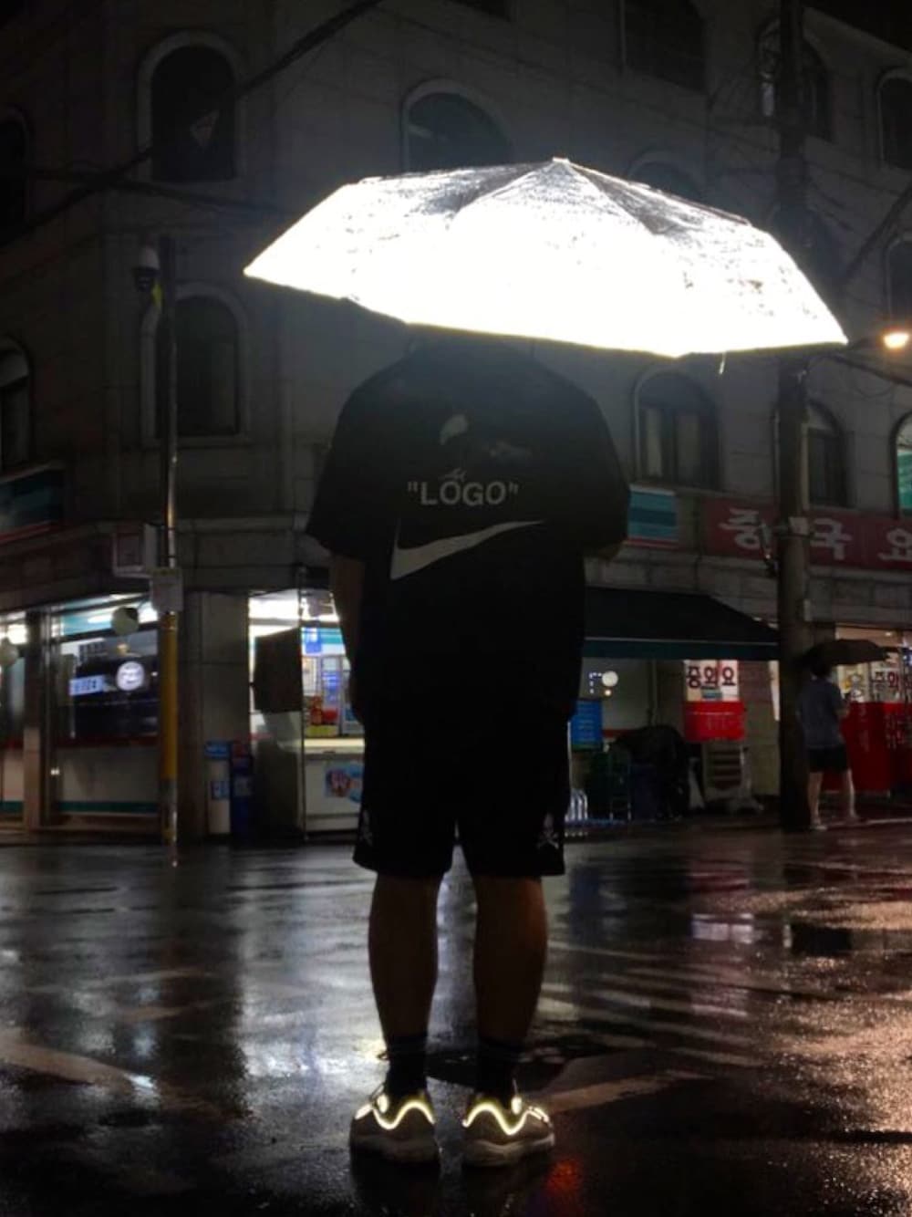 「summer、supreme、off white、mastermind JAPAN、Supreme(シュプリーム)」｜「off whiteのアイテム（Tシャツ/カットソー、ブラック系）」を使った、fragmentさん（メンズ・178cm）の秋コーディネートの1枚目の写真