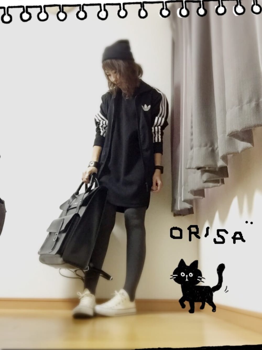 ブラック系のジャージ、ブラック系のワンピース、ブラック系のバッグを着用したレディースの冬コーディネートの1枚目の写真