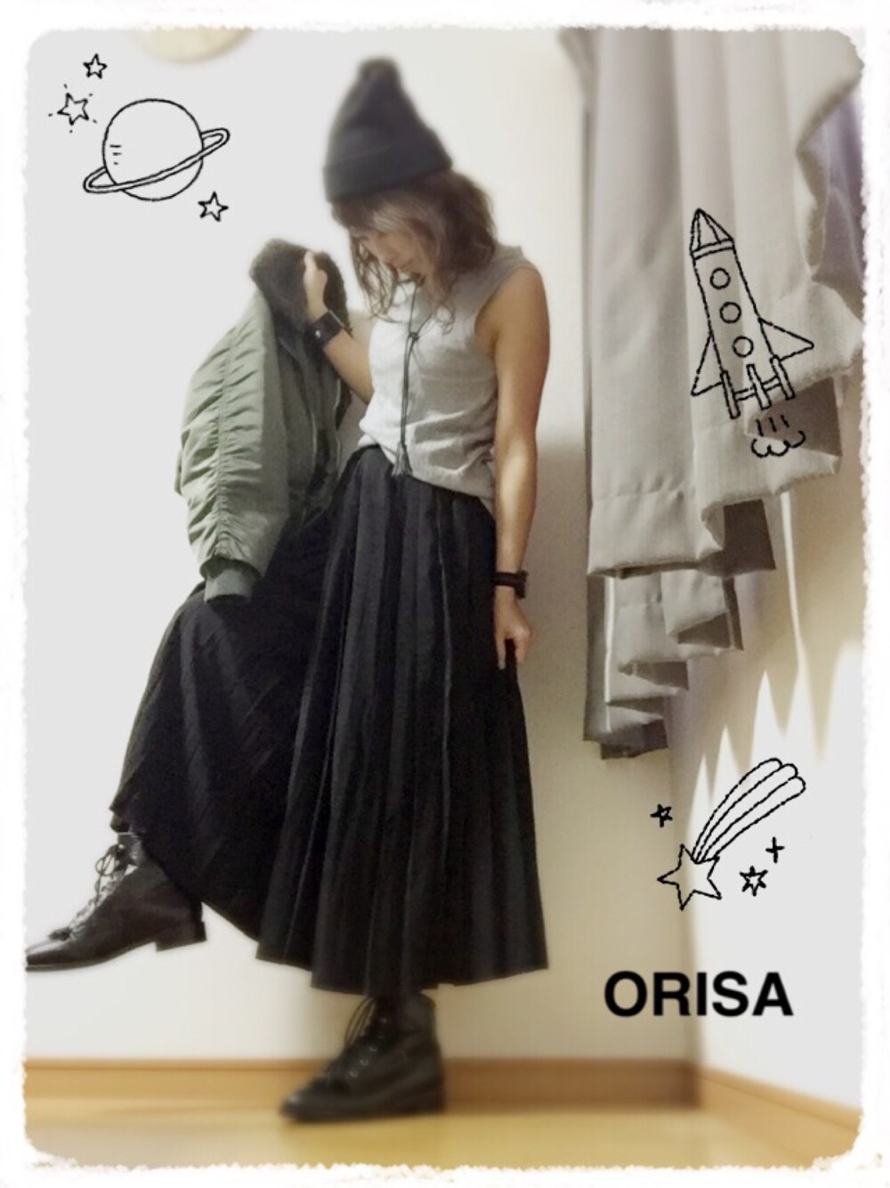 ブラック系のその他パンツ、ブラック系のブーツ、グリーン系のその他を着用したレディースの春コーディネートの1枚目の写真