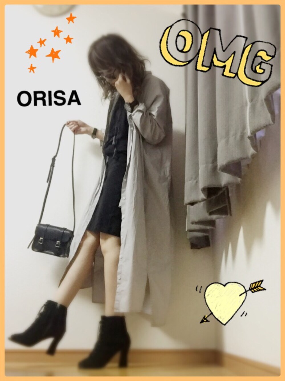 グレー系のシャツワンピース、ブラック系のTシャツ/カットソー、ブラック系のブーツを着用したレディースの春コーディネートの1枚目の写真