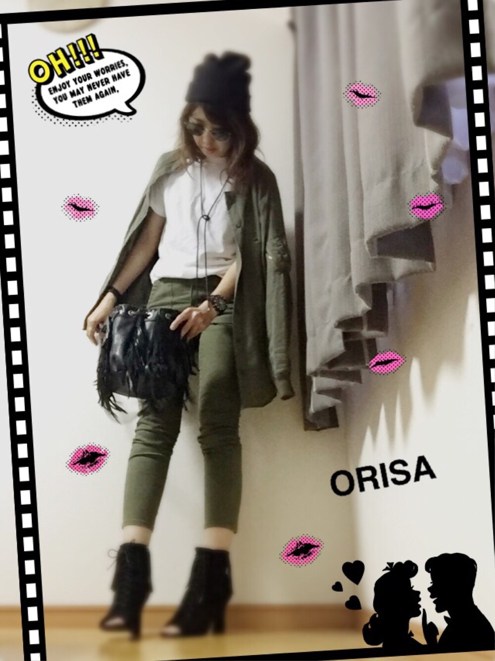 ホワイト系のTシャツ/カットソー、グリーン系のデニムパンツ、ブラック系のショルダーバッグを着用したレディースの春コーディネートの1枚目の写真