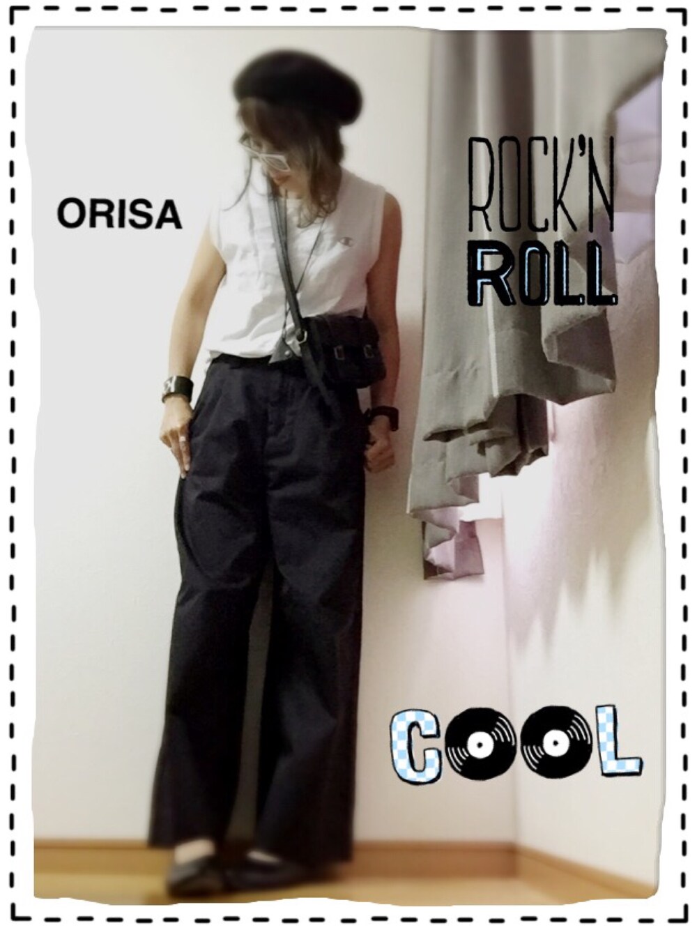 ブラック系のチノパンツ、ブラック系のパンプス、ホワイト系のその他を着用したレディースの春コーディネートの1枚目の写真