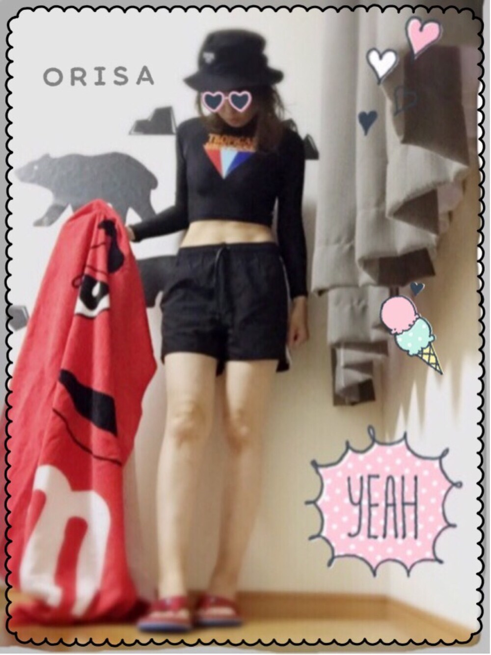 ホワイト系のその他、ブラック系のハット、ブラック系のラッシュガードを着用したレディースの夏コーディネートの1枚目の写真