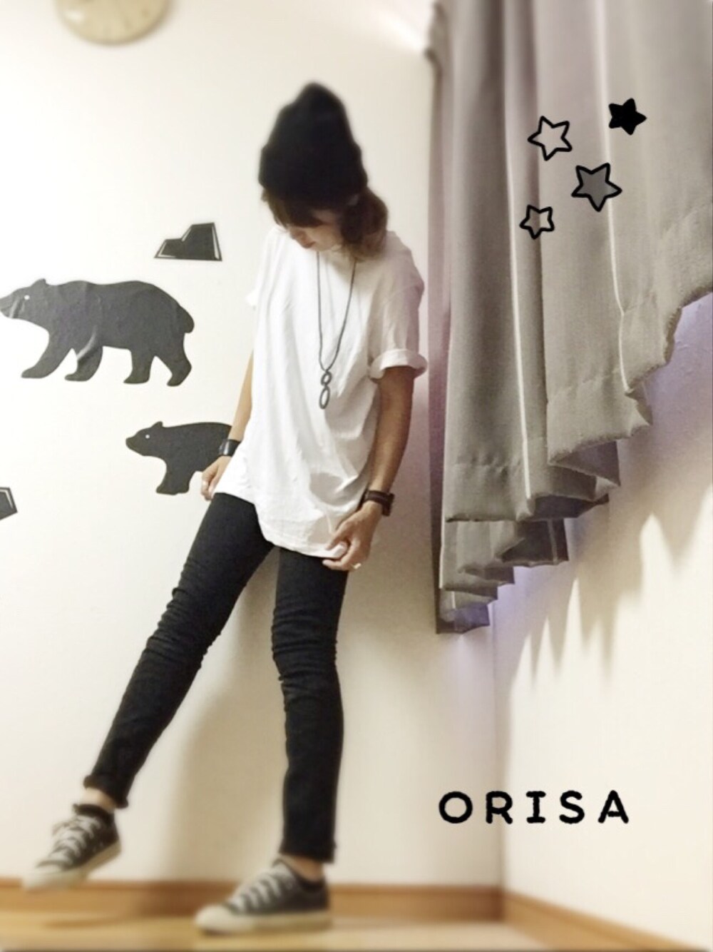 ホワイト系のトップス、ブラック系のパンツ、ブラック系のスニーカーを着用したレディースの夏コーディネートの1枚目の写真