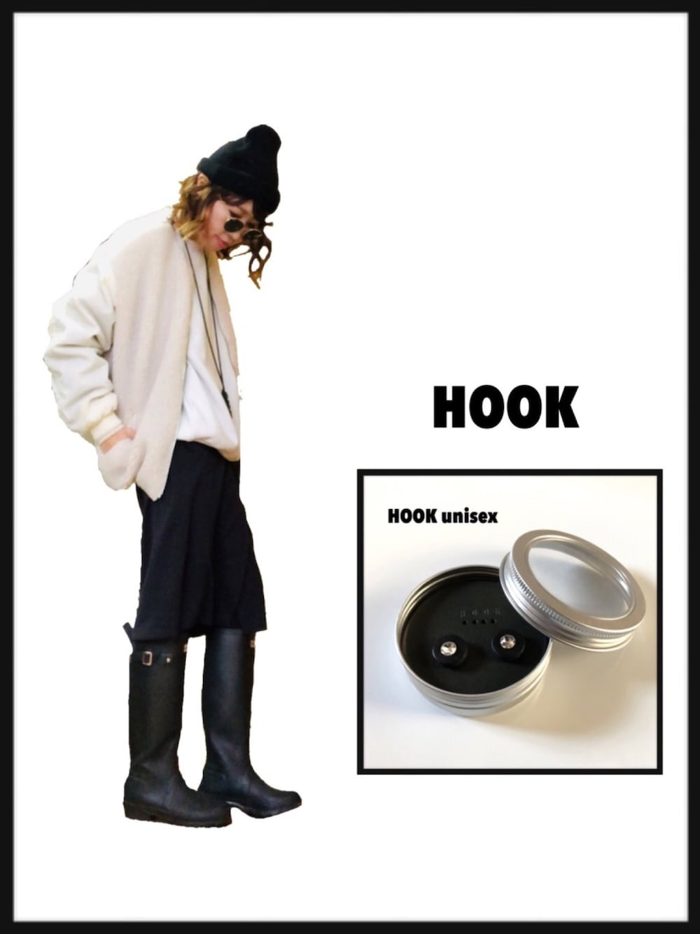 ホワイト系のブルゾン、ブラック系のスカート、ブラック系のレインシューズを着用したレディースの冬コーディネートの1枚目の写真