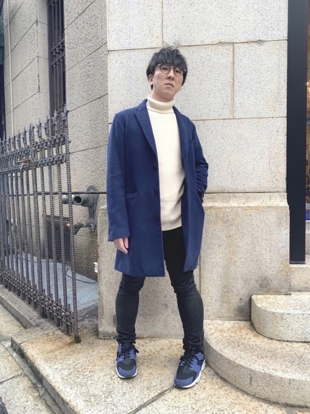 「大人コーデ、シンプルコーデ、大人カジュアル、スニーカー、チェスターコート、タートルネック、メガネ男子、スポーツミックス、ミュージシャン、黒スキニー」｜「BEAMSのBEAMS / あぜ編み タートルネック ニット（ニット/セーター、ホワイト系）」を使った、青井丈治さん（メンズ・168cm）の春コーディネートの1枚目の写真