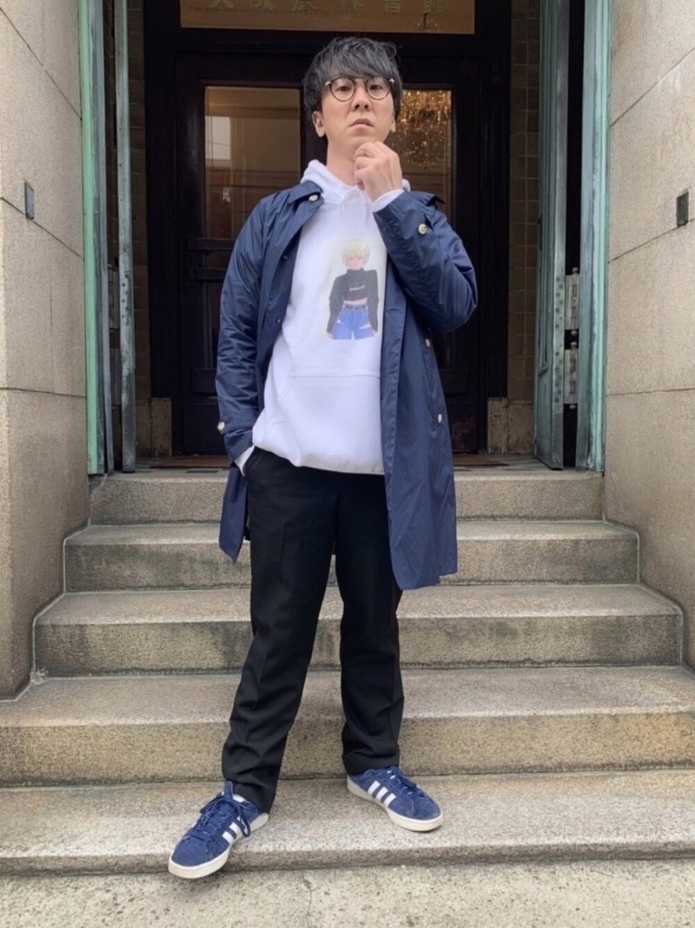 「メガネ男子、春コーデ、大人カジュアル、電影少女、白パーカー、おしゃれさんと繋がりたい、ステンカラーコート、コムデギャルソン、アディダス、メンズノンノ立ち」｜「adidasのキャンパス [CAMPUS] アディダスオリジナルス（スニーカー、ブルー系）」を使った、青井丈治さん（メンズ・168cm）の春コーディネートの1枚目の写真