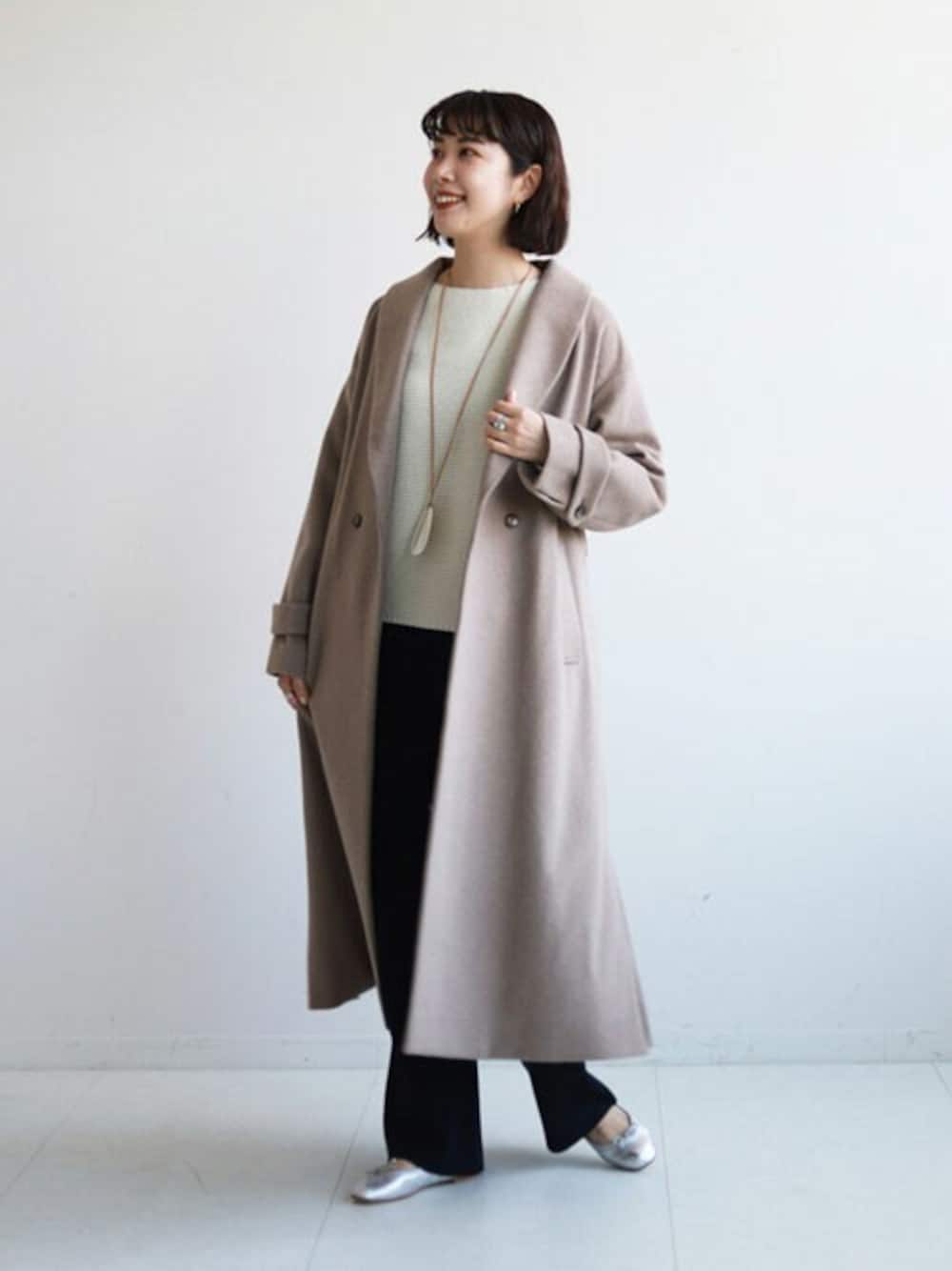 ベージュ系のその他アウター、ホワイト系のニット/セーター、ブラック系のその他パンツを着用したレディースの秋コーディネートの1枚目の写真