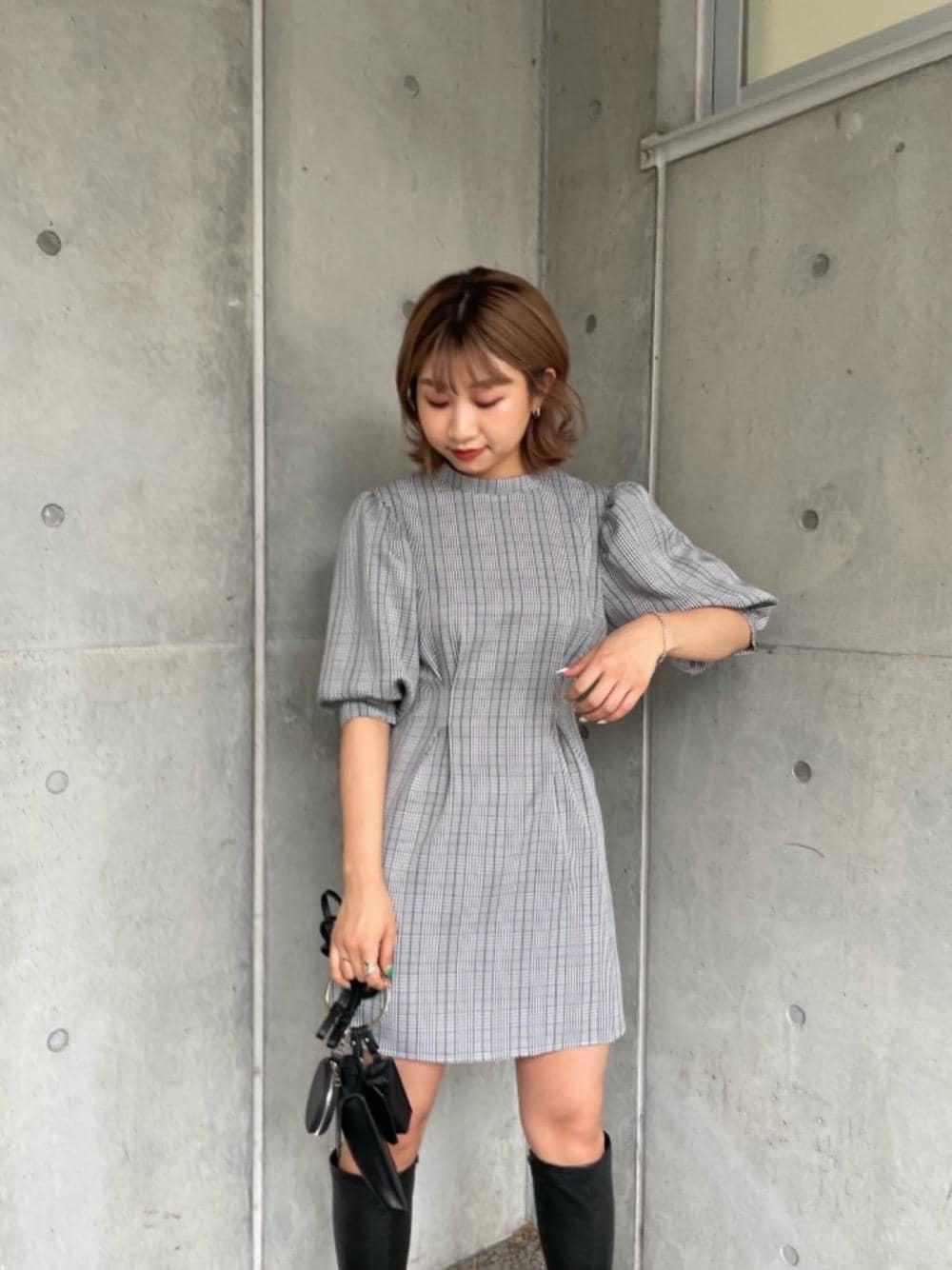 ブラック系のショルダーバッグ、グレー系のワンピースを着用したレディースの夏コーディネートの1枚目の写真