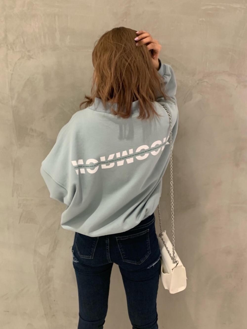 「スウェット、スキニー、チェーンバッグ、ミニバッグ、デニムコーデ、ハイウエストスキニー、スパイラルガール、バックロゴ、でにむ、とれーなー」｜「SPIRALGIRLの2wayスクエアチェーンバッグ（ショルダーバッグ、ホワイト系）」を使った、SHIHOさん（レディース・157cm）の冬コーディネートの1枚目の写真