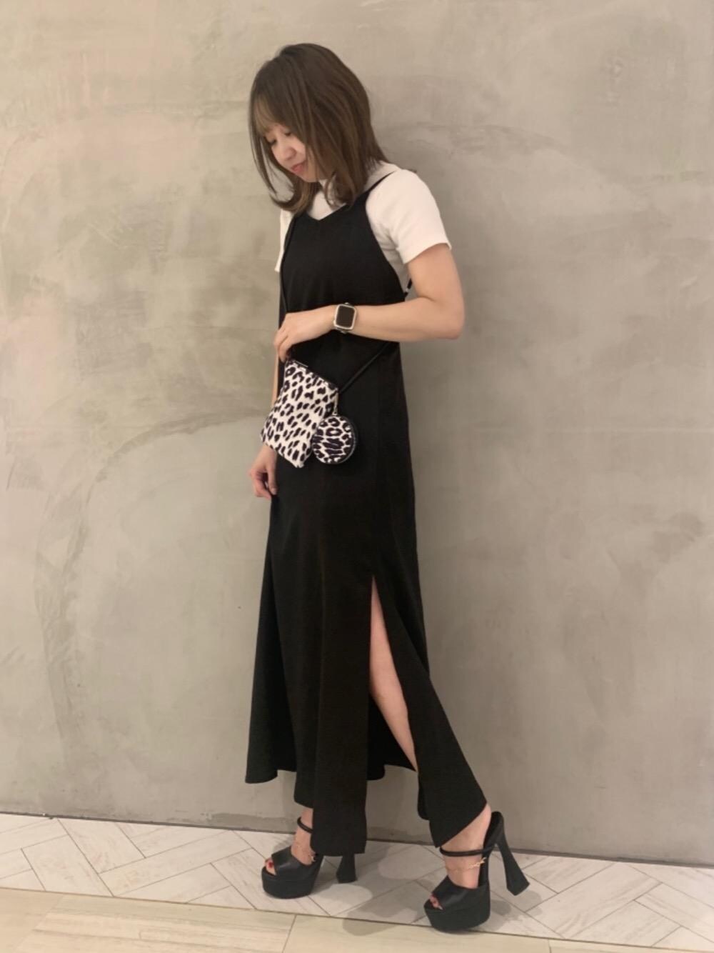 「ブラック、大人コーデ、スパイラルガール、キャミワンピ、ブラックワンピース、サイドスリット、スリットワンピース、チェーンサンダル、リブトップス、さんだる」｜「SPIRALGIRLのアニマルパターンマルチBAG（ショルダーバッグ、その他）」を使った、SHIHOさん（レディース・157cm）の春コーディネートの1枚目の写真