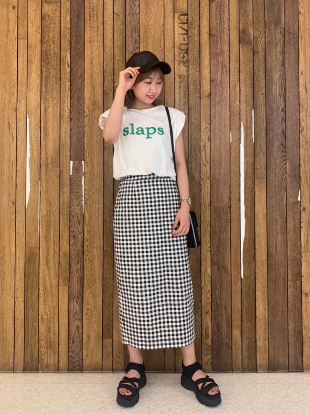 「スカート、ロングスカート、ギンガムチェック、チェックスカート、スパイラルガール、スポサン、肩パッド、人気コーデ、きゃっぷ、のーすりーぶ」｜「SPIRALGIRLのマルチミニショルダーバッグ（ショルダーバッグ、ブラック系）」を使った、SHIHOさん（レディース・157cm）の夏コーディネートの1枚目の写真