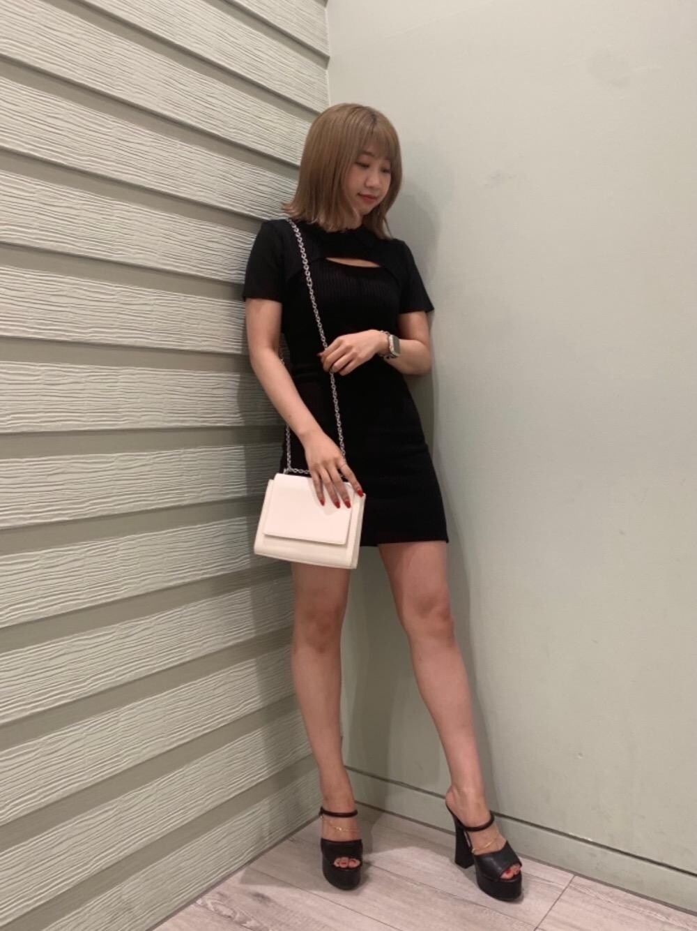 「ブラック、ショルダーバッグ、ブラックコーデ、スパイラルガール、ミニワンピース、ポロワンピ、タイトワンピース、バストオープン、低身長こーで、ワンピース 」｜「SPIRALGIRLの2wayスクエアチェーンバッグ（ショルダーバッグ、ホワイト系）」を使った、SHIHOさん（レディース・157cm）の夏コーディネートの1枚目の写真