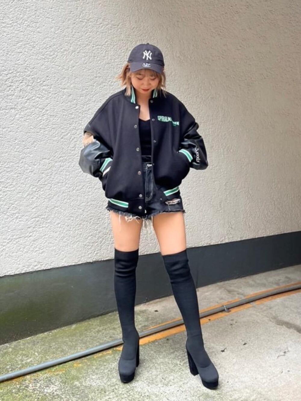 「ジャケット、スタジャン、ショーパン、スパイラルガール、でにむ、きゃっぷ、ぶーつ、ニーハイブーツ👢、ロングブーツ👢、157センチ」｜「BACK TO THE FIELDの【ＭＬＢ】ダメージデニムショートパンツ（デニムパンツ、ブラック系）」を使った、SHIHOさん（レディース・157cm）の夏コーディネートの1枚目の写真