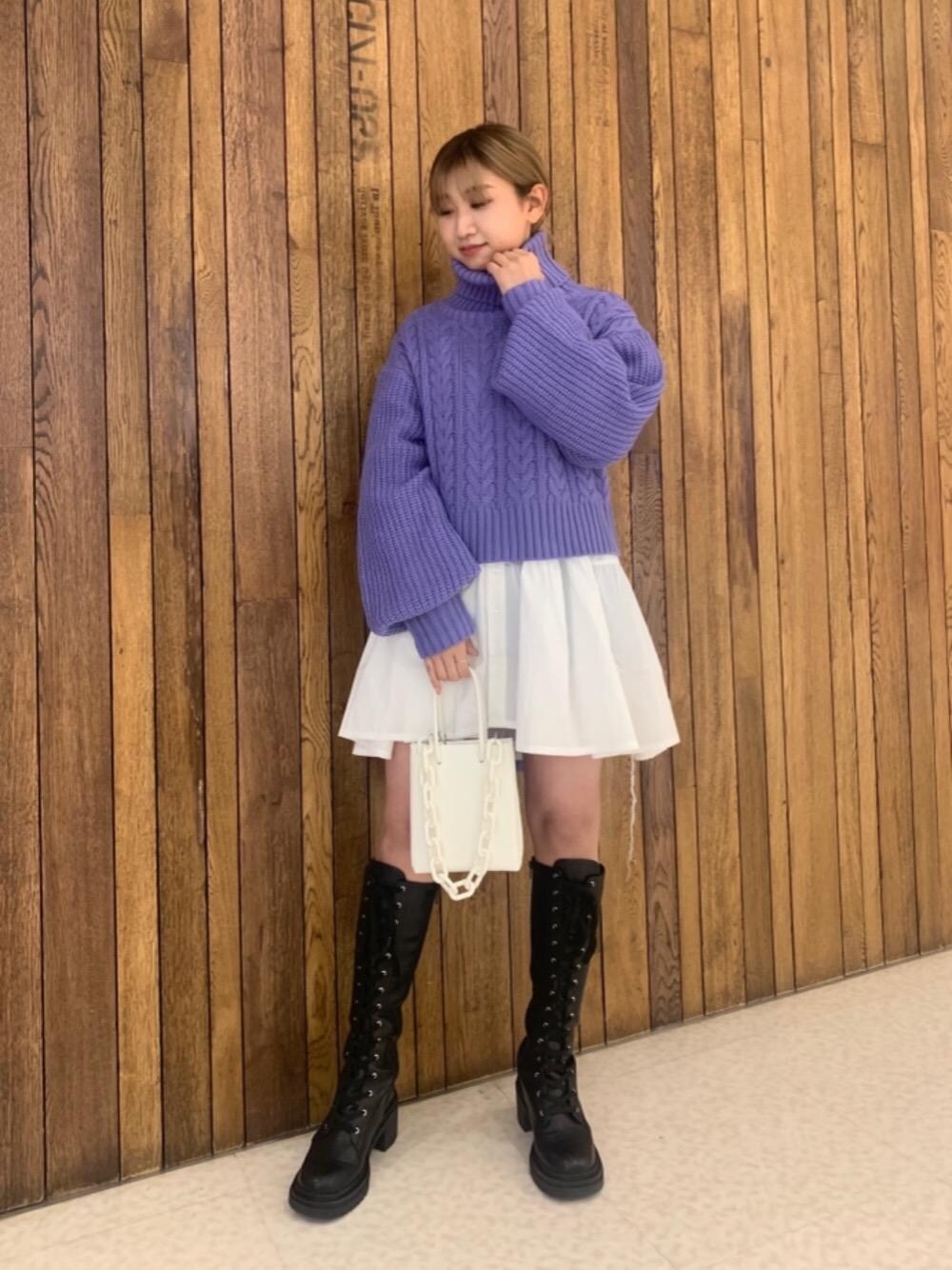 「ニット、レースアップ、パープル、シャツワンピ、紫、ミニワンピ、ティアード、ロングブーツ👢、ワンピース 、れいやーど」｜「SPIRALGIRLのスクエアBAG（ショルダーバッグ、ホワイト系）」を使った、SHIHOさん（レディース・157cm）の秋コーディネートの1枚目の写真